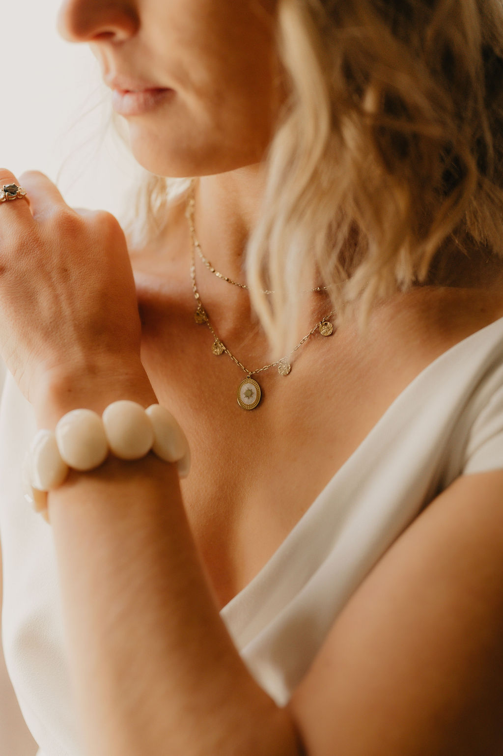 photo de détails sur les accessoires, bracelet et boucle d'oreilles de la mariée