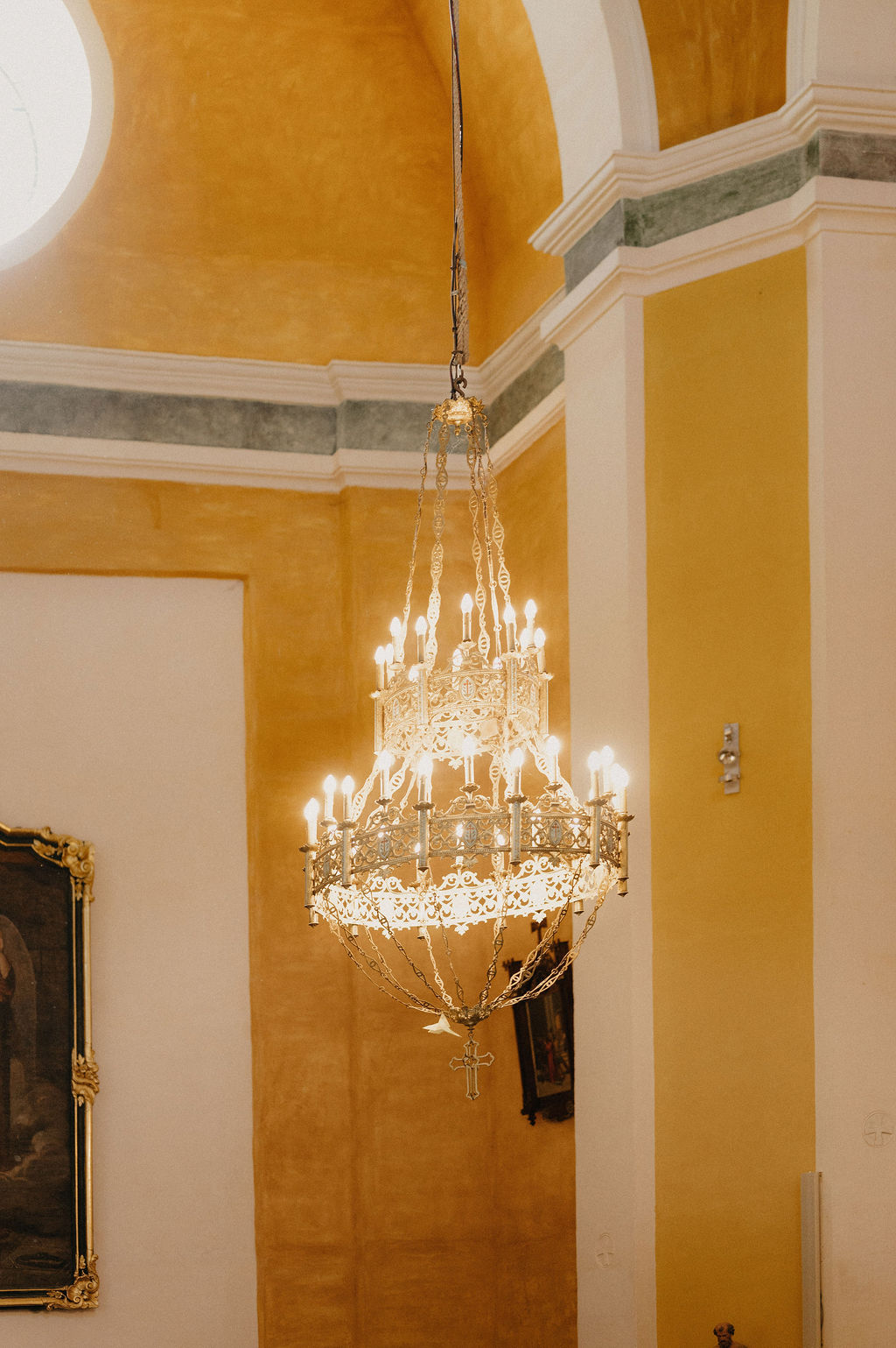 détail d'un lustre et du plafond d'une eglise de dordogne