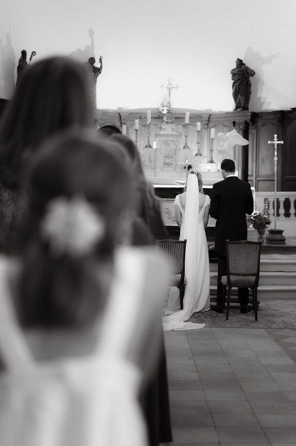 mariés devant l'autel de l'église celebrant leur mariage