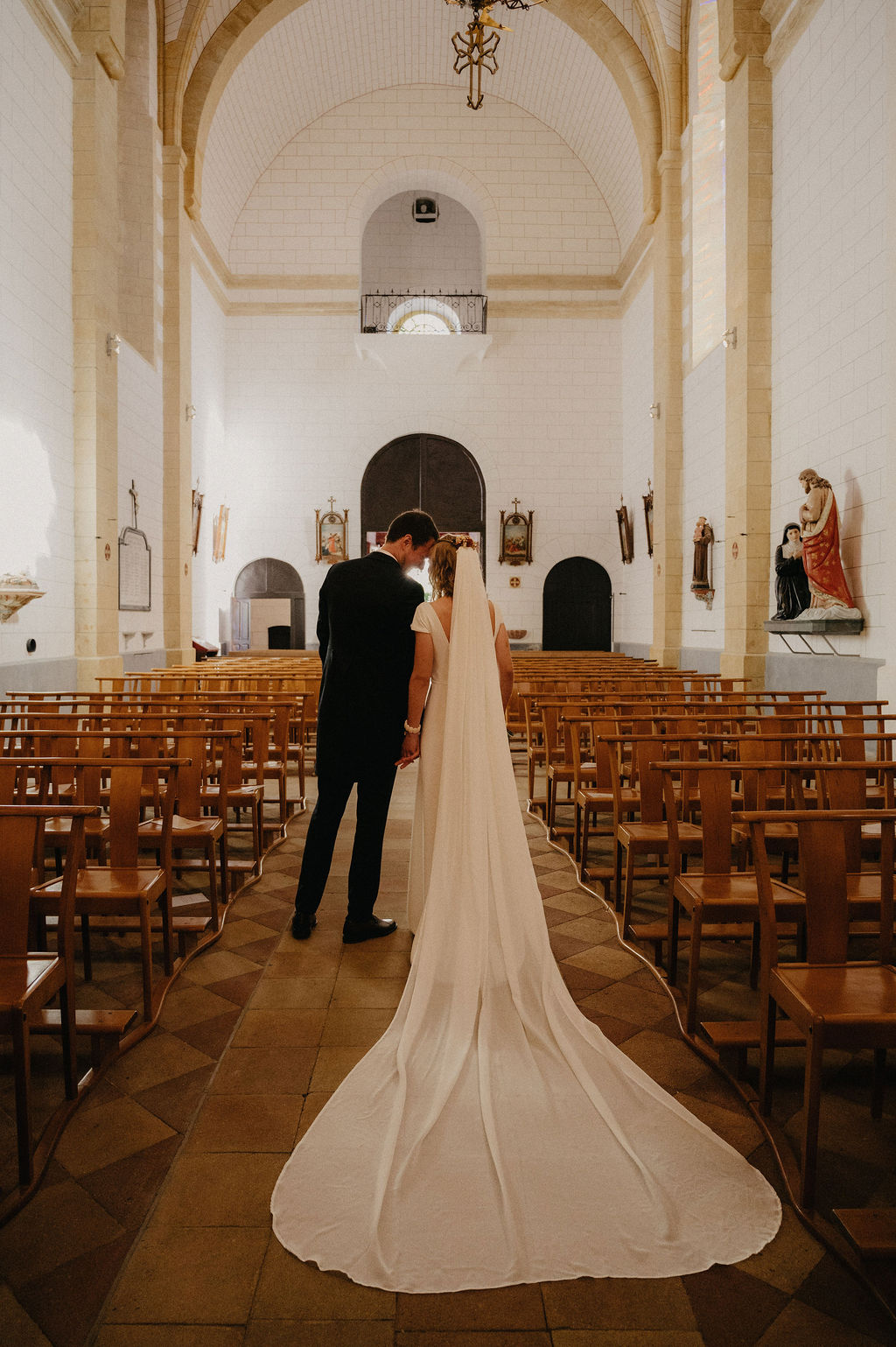 couple de jeune mariés sortant de l'église juste après leur mariage