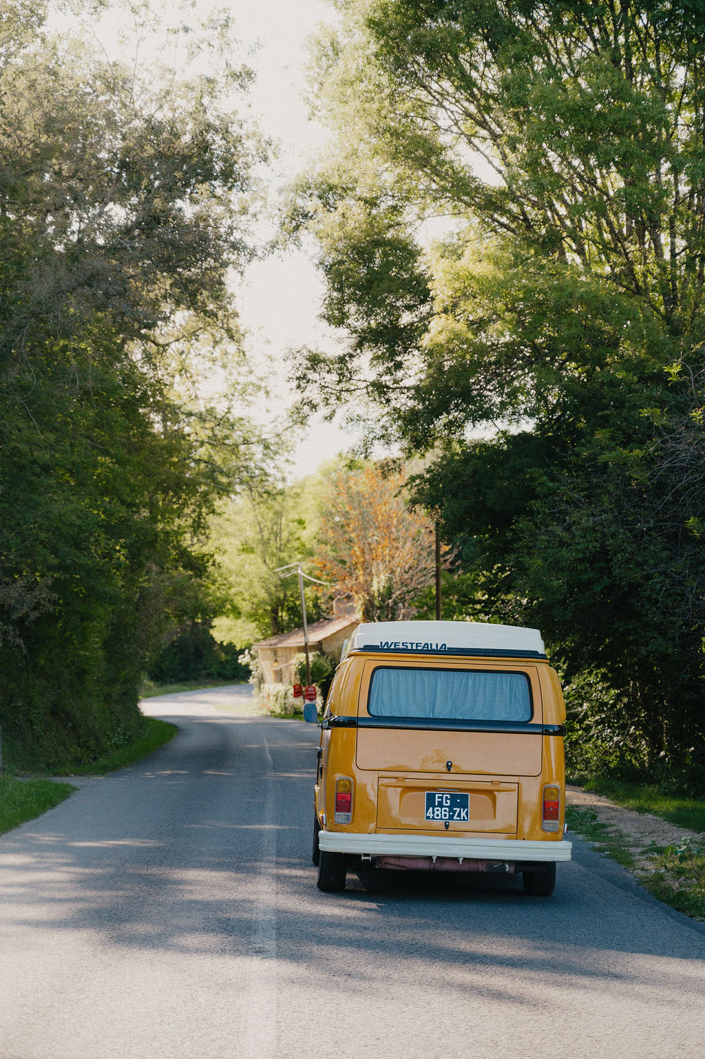 van vintage sur les route de dordogne loué pour un mariage
