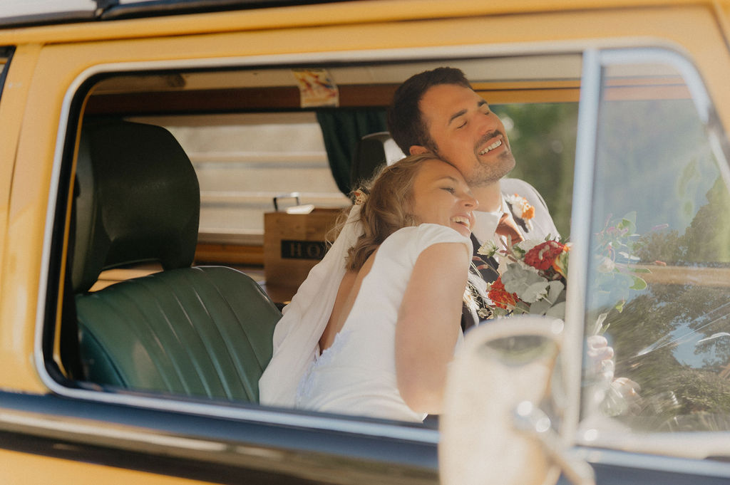 couple de marié au volant d'un van vintage loué pour un mariage champetre en dordogne