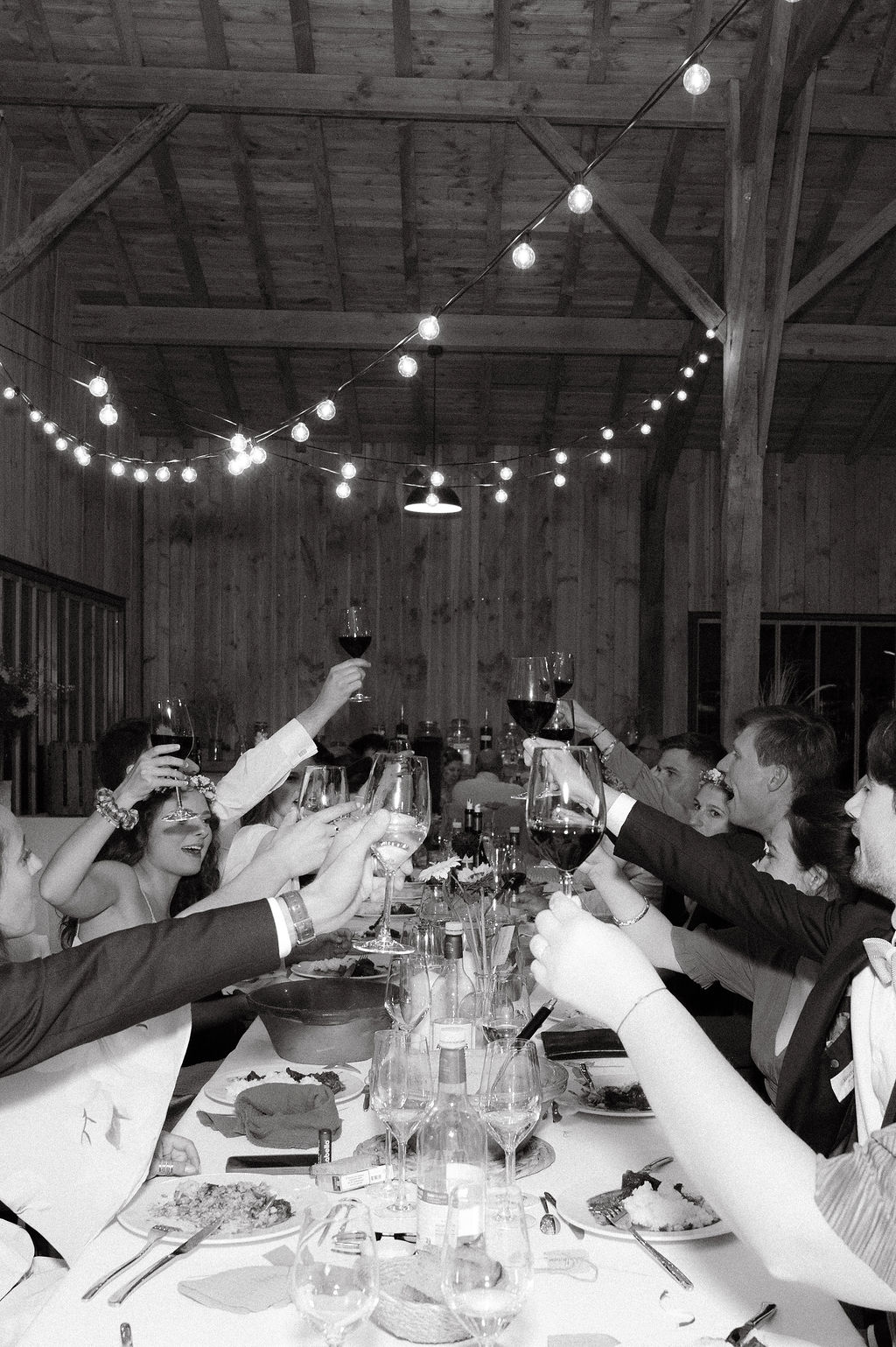 ambiance festive et conviviale lors d'un diner de mariage dans une grange renovée en dordogne