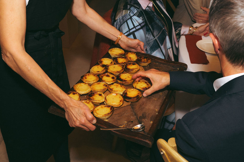 dessert original de mariage des pasteis de nata servies aux invités