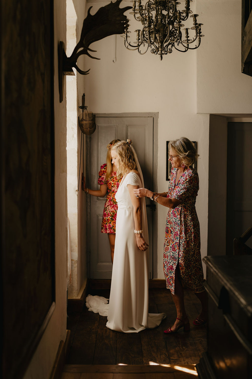 la mariee enfilant sa robe aidée de sa maman