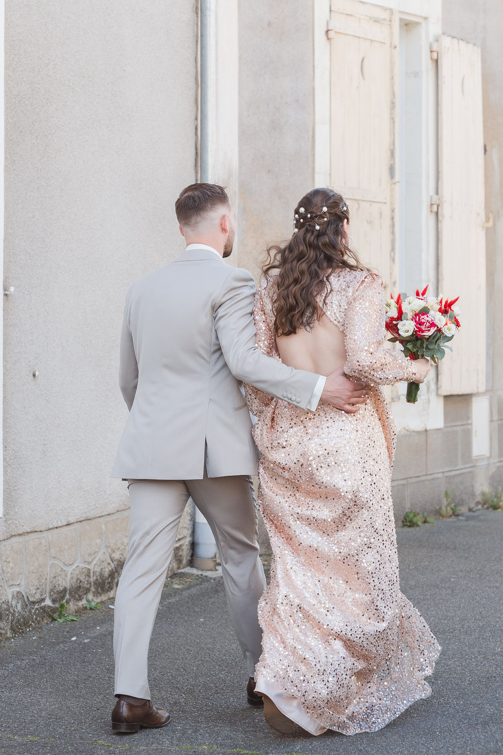 mariage surprise orne robe sequins dos nu