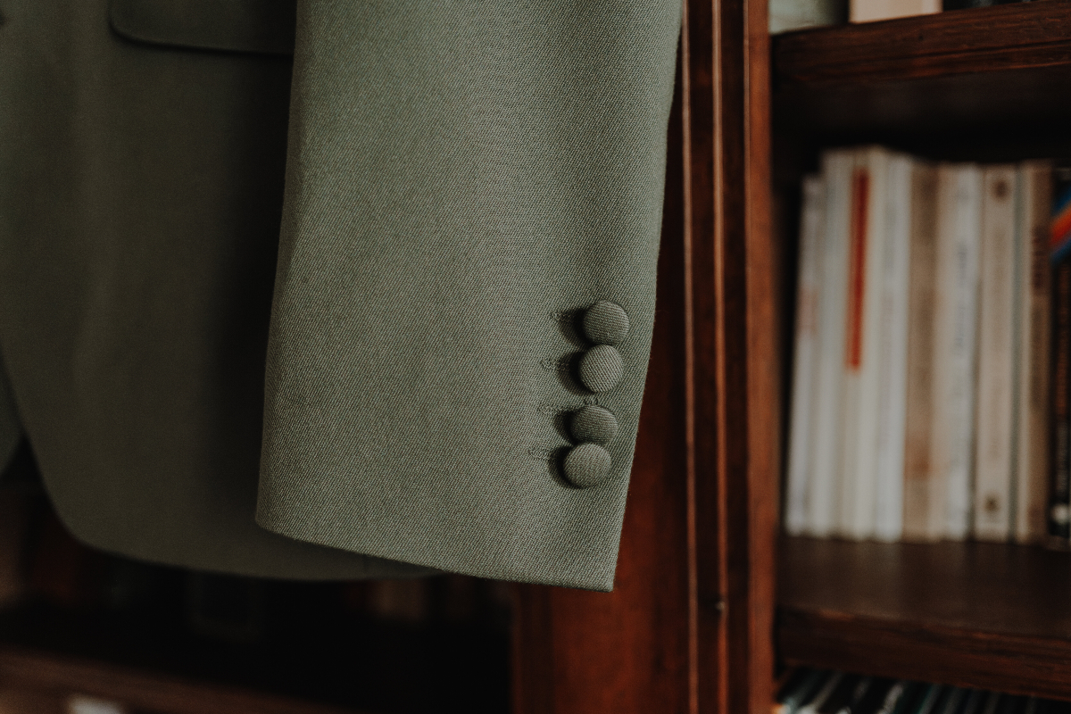 détail manche d'un costume vert olive de location pour mariage