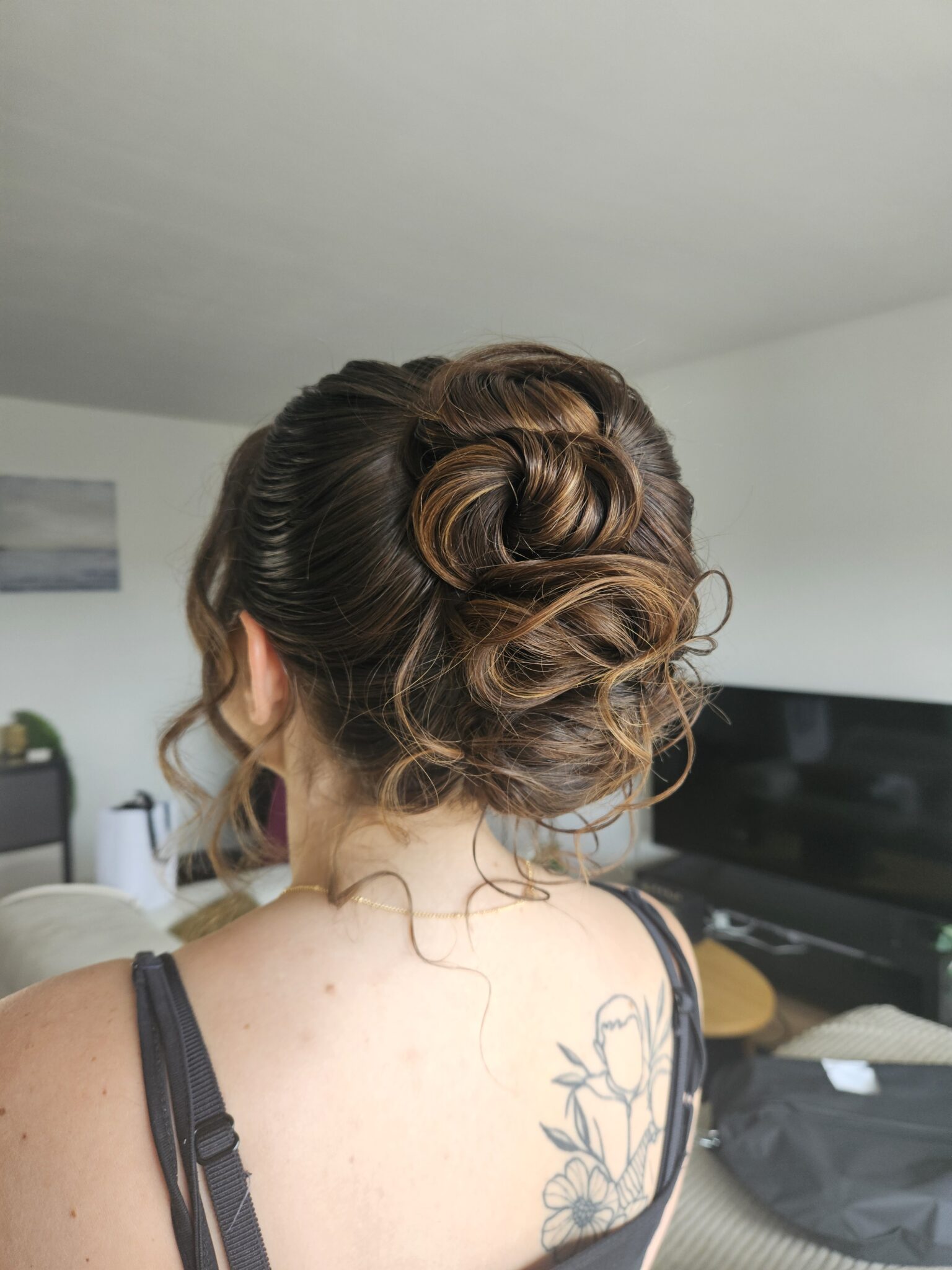 Chignon coiffé-décoiffé pour mariage élégant