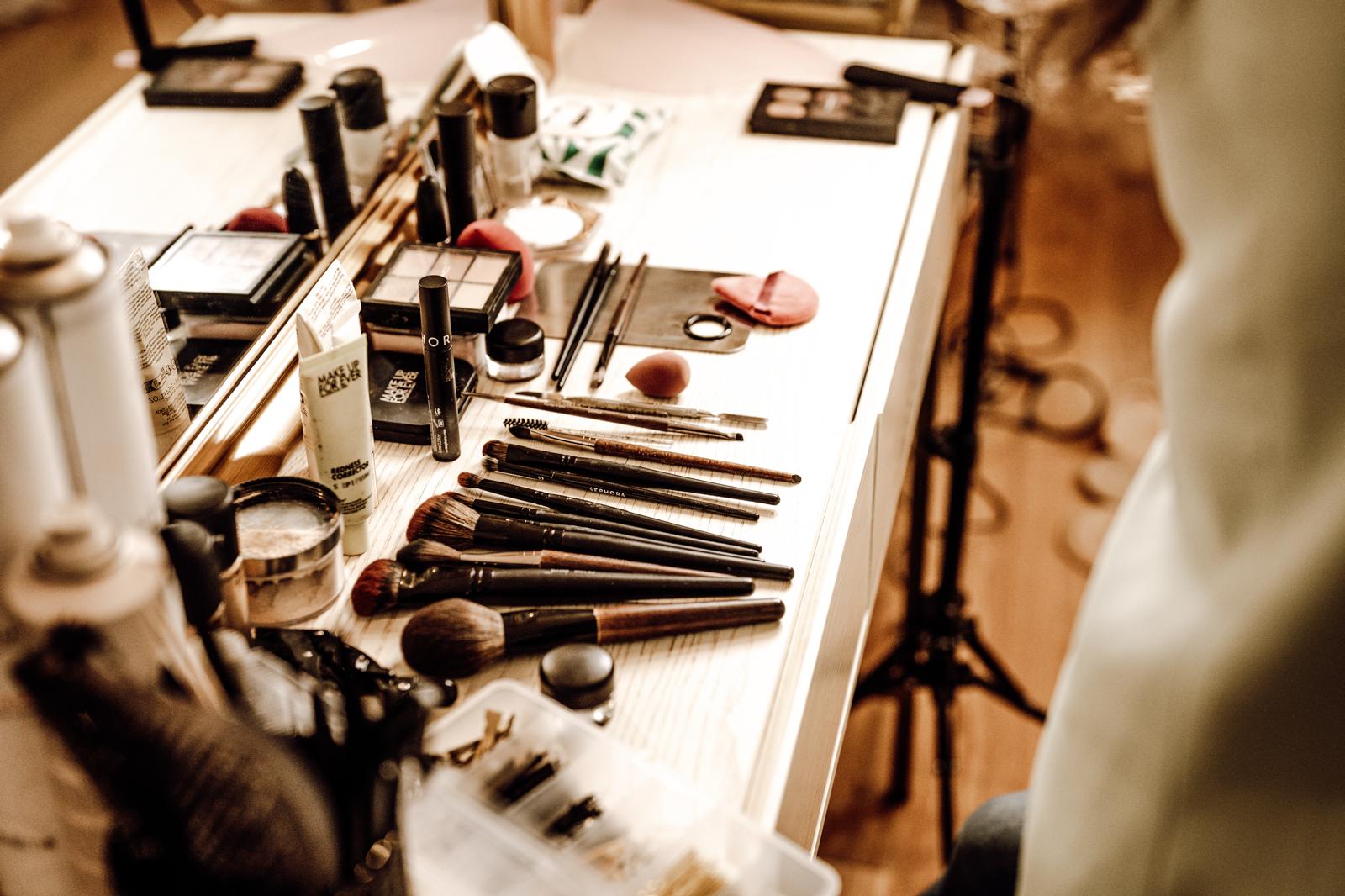 Maquillage lumineux et longue tenue pour mariée