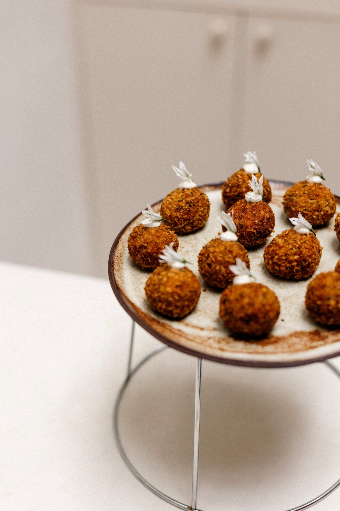 Pièces cocktails végétariennes colorées et fraîches sur plateau élégant.