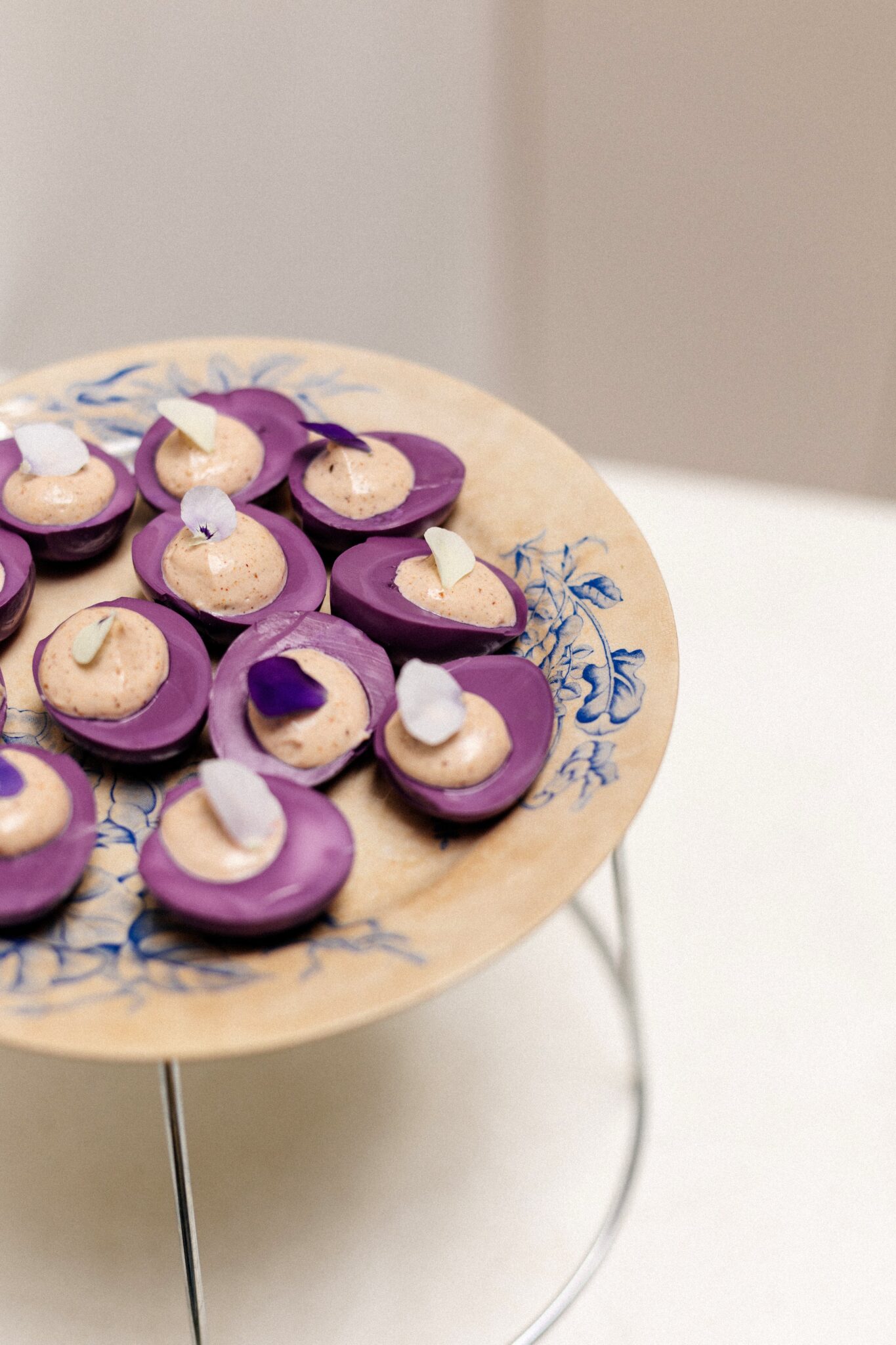 Pièces cocktails végétariennes colorées et fraîches sur plateau élégant.