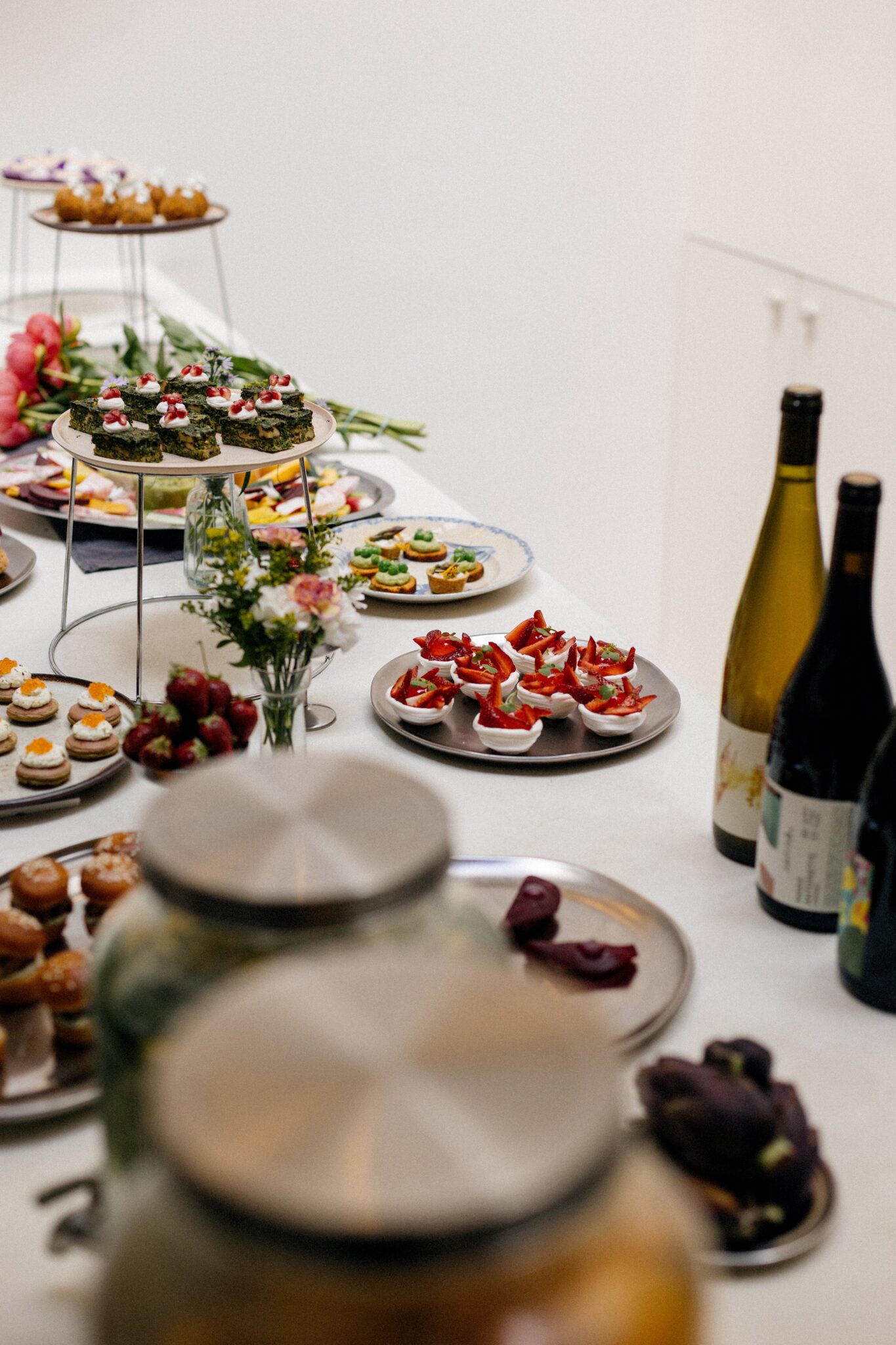 Buffet écoresponsable avec vaisselle raffinée et produits locaux.
