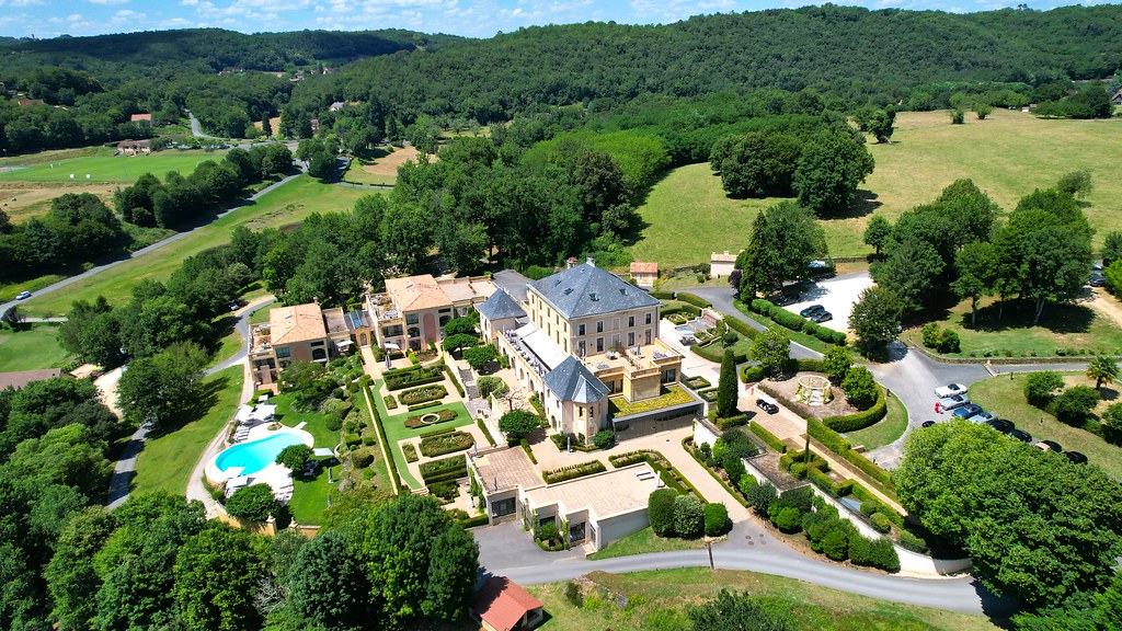Vue aérienne du Domaine de Rochebois, lieu de mariage en Dordogne entouré de nature.