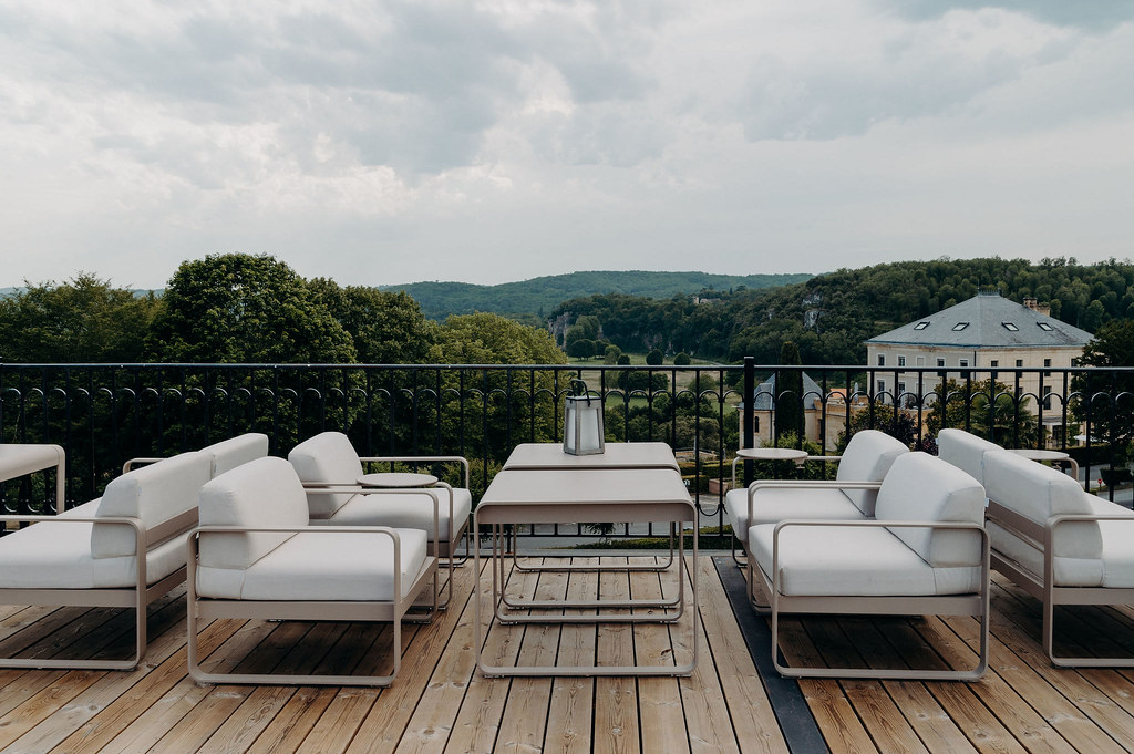 Salon extérieur du Domaine de Rochebois, espace détente pour un mariage élégant en Dordogne.