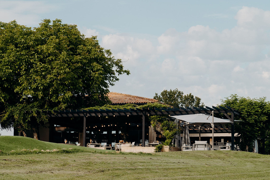 Espaces de réception extérieur du Domaine de Rochebois, idéal pour organiser un mariage en Dordogne.