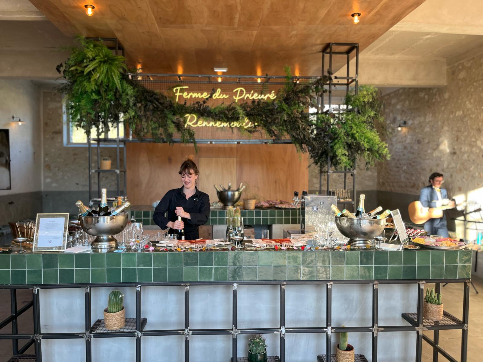 Staff traiteur travaillant en harmonie, préparant les buffets avec soin et sourire.