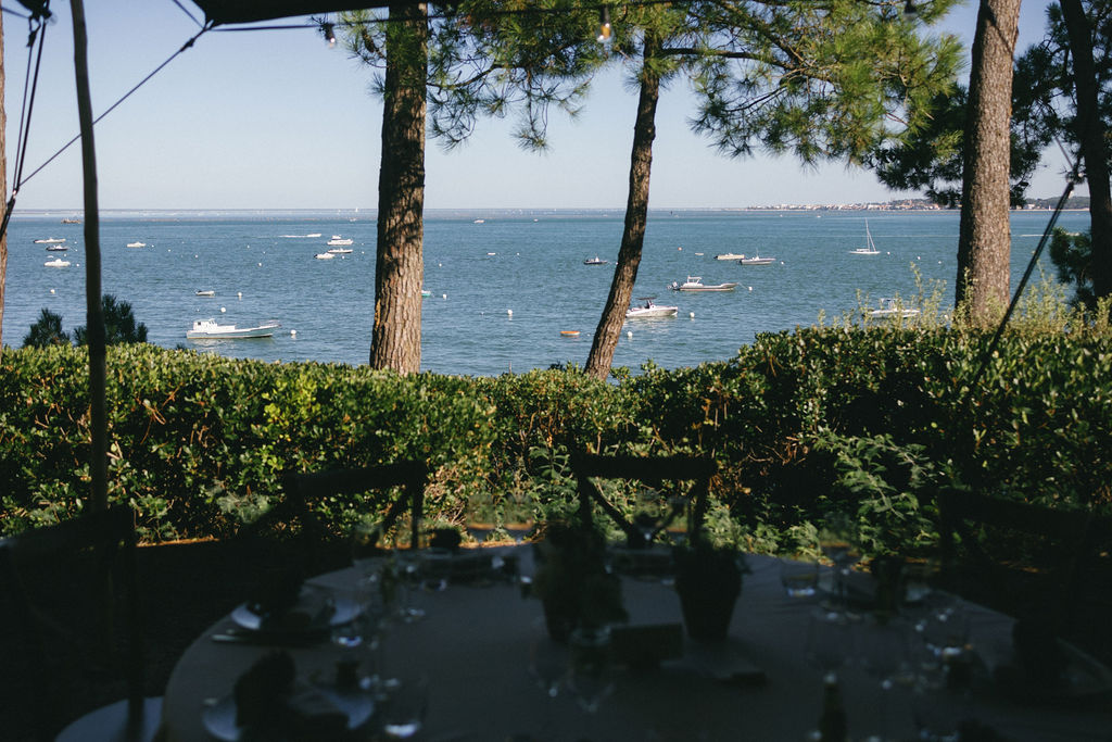 diner sous tente sur la terrasse du villa en première ligne au Cap Ferret