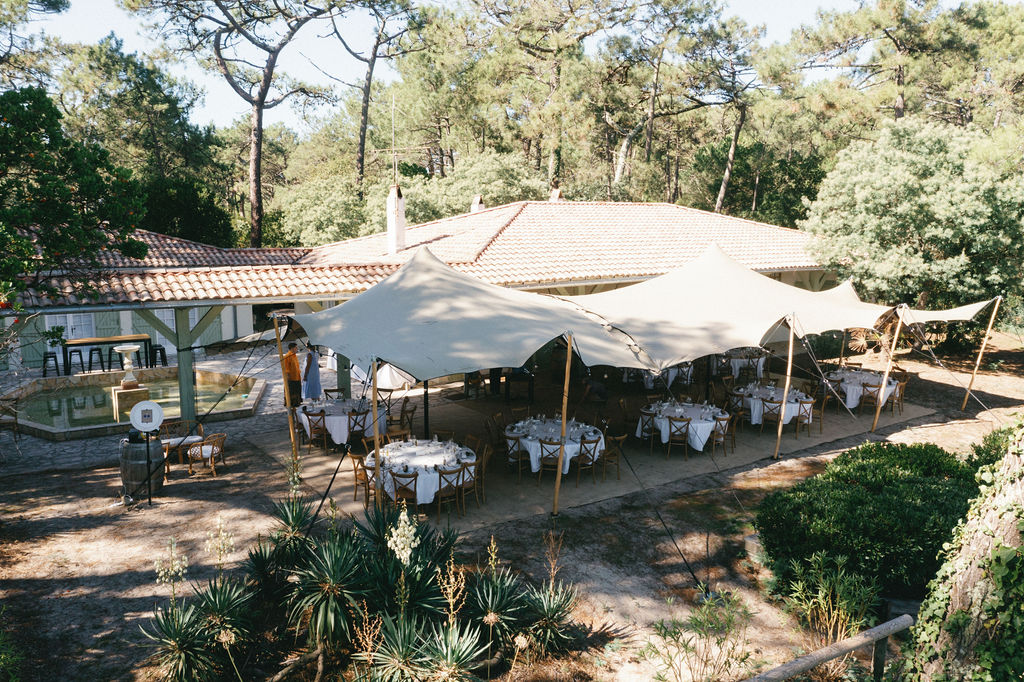diner sous tente sur la terrasse du villa en première ligne au Cap Ferret