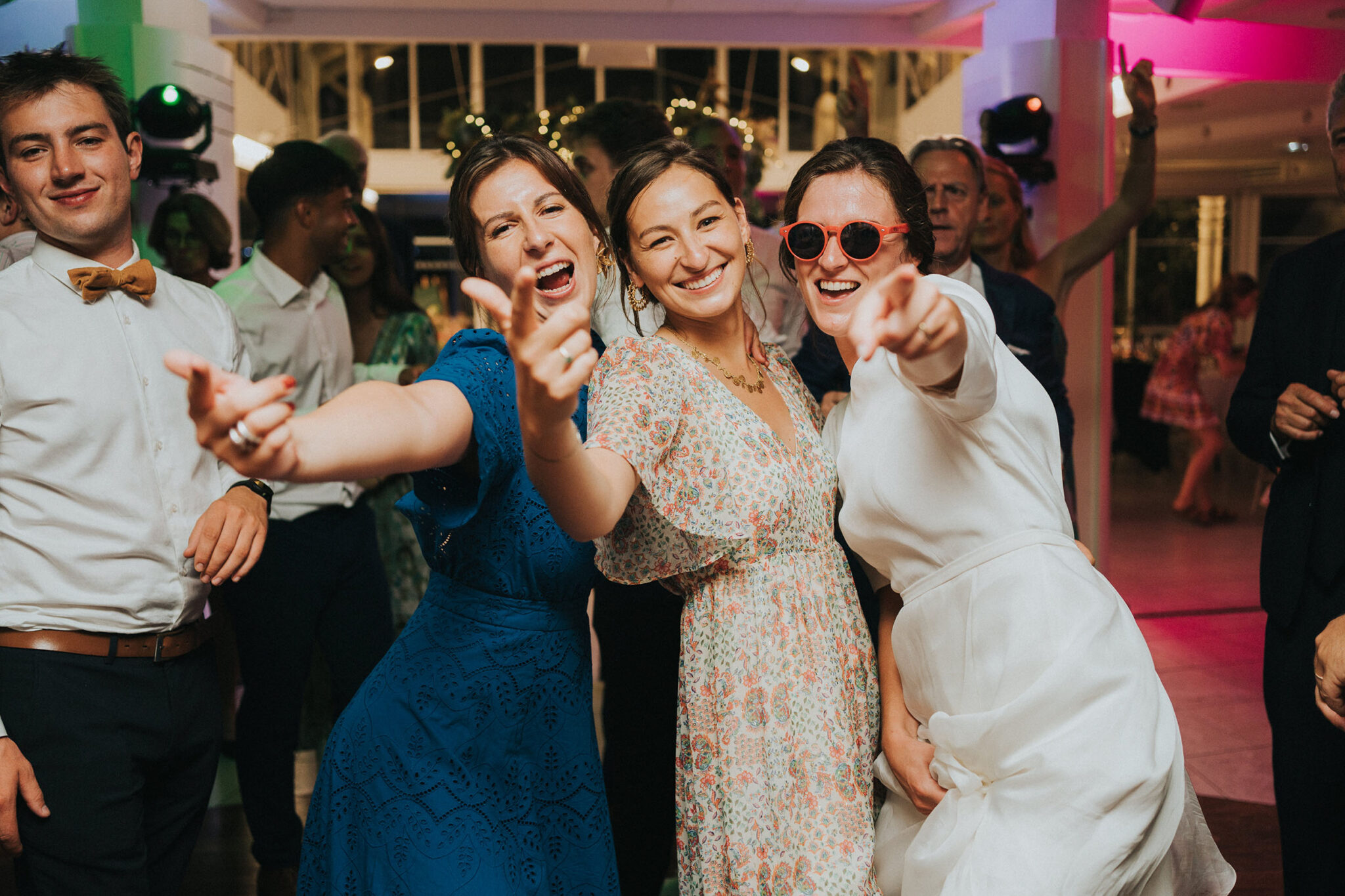 Ambiance festive de mariage avec témoins qui s’éclatent sur la piste.