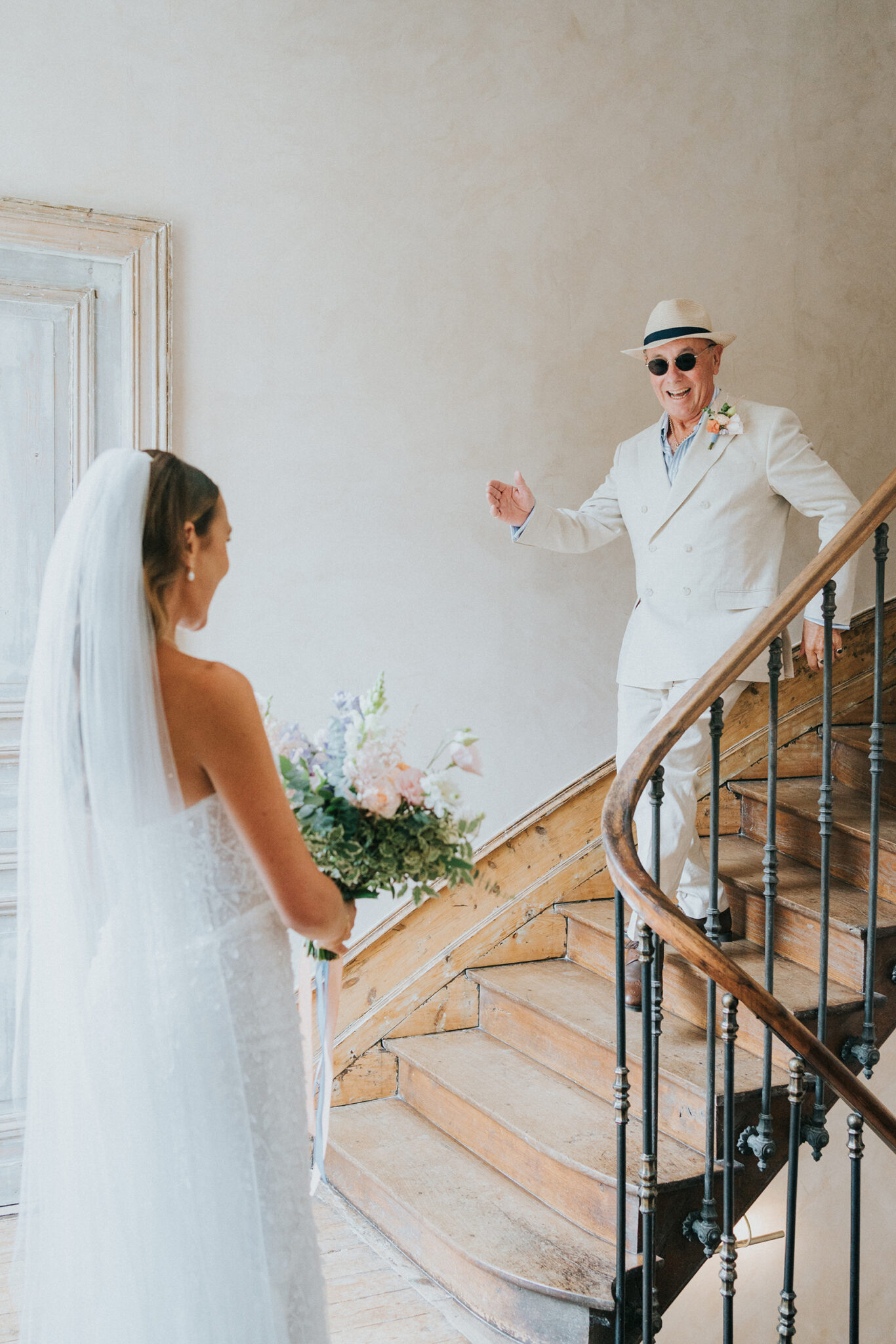 Photographe mariage Bordeaux – instant tendre et sincère entre la mariée et son papa