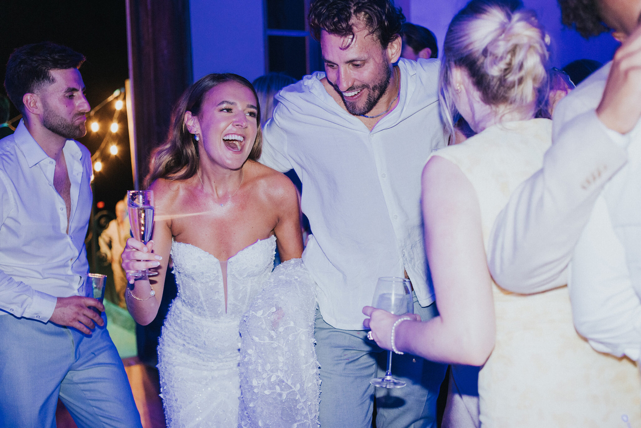 Reportage photo mariage Bordeaux – témoins et amis qui dansent en soirée.