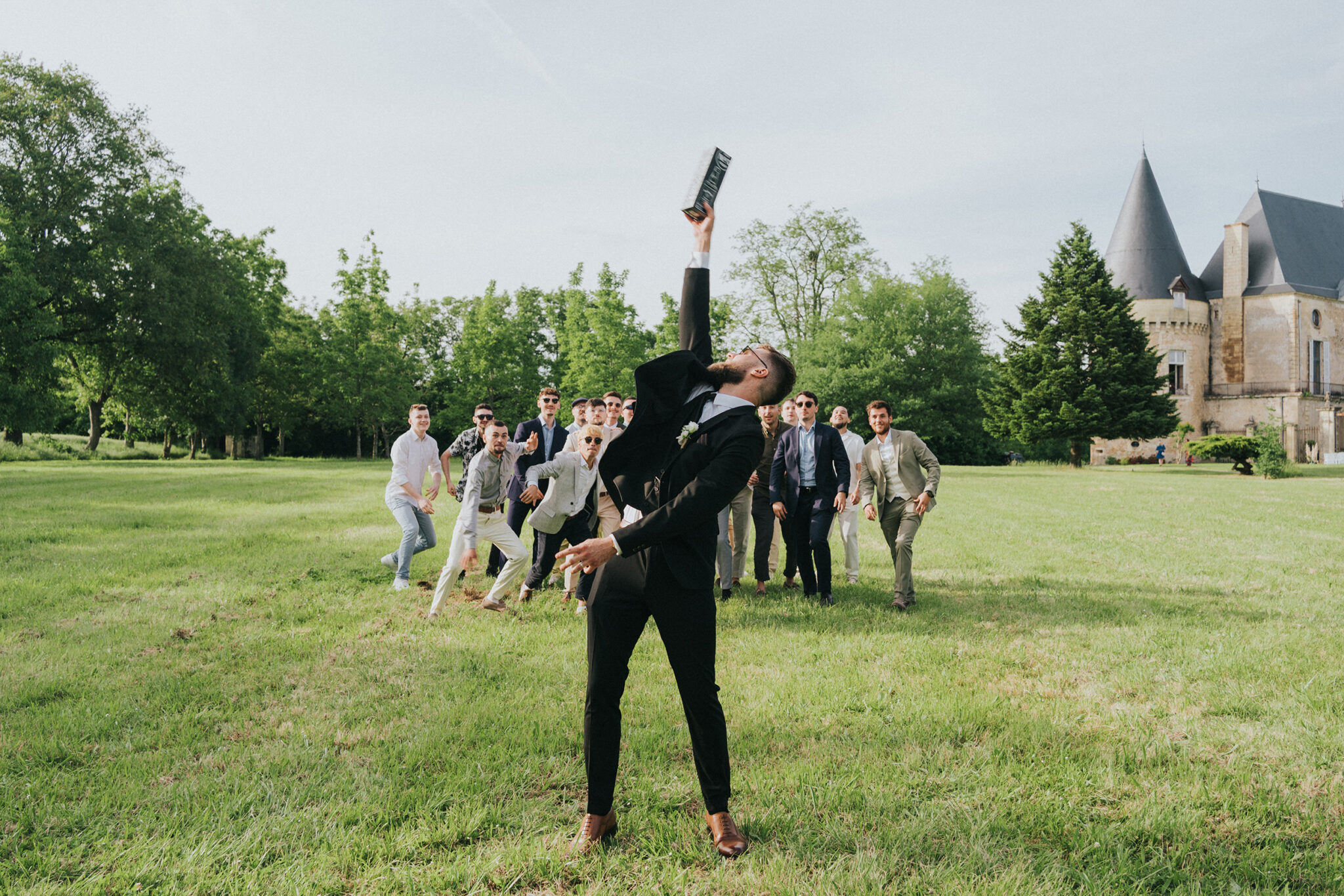 Témoins de mariage en équipe, ambiance joyeuse capturée par un vidéaste près de Bordeaux