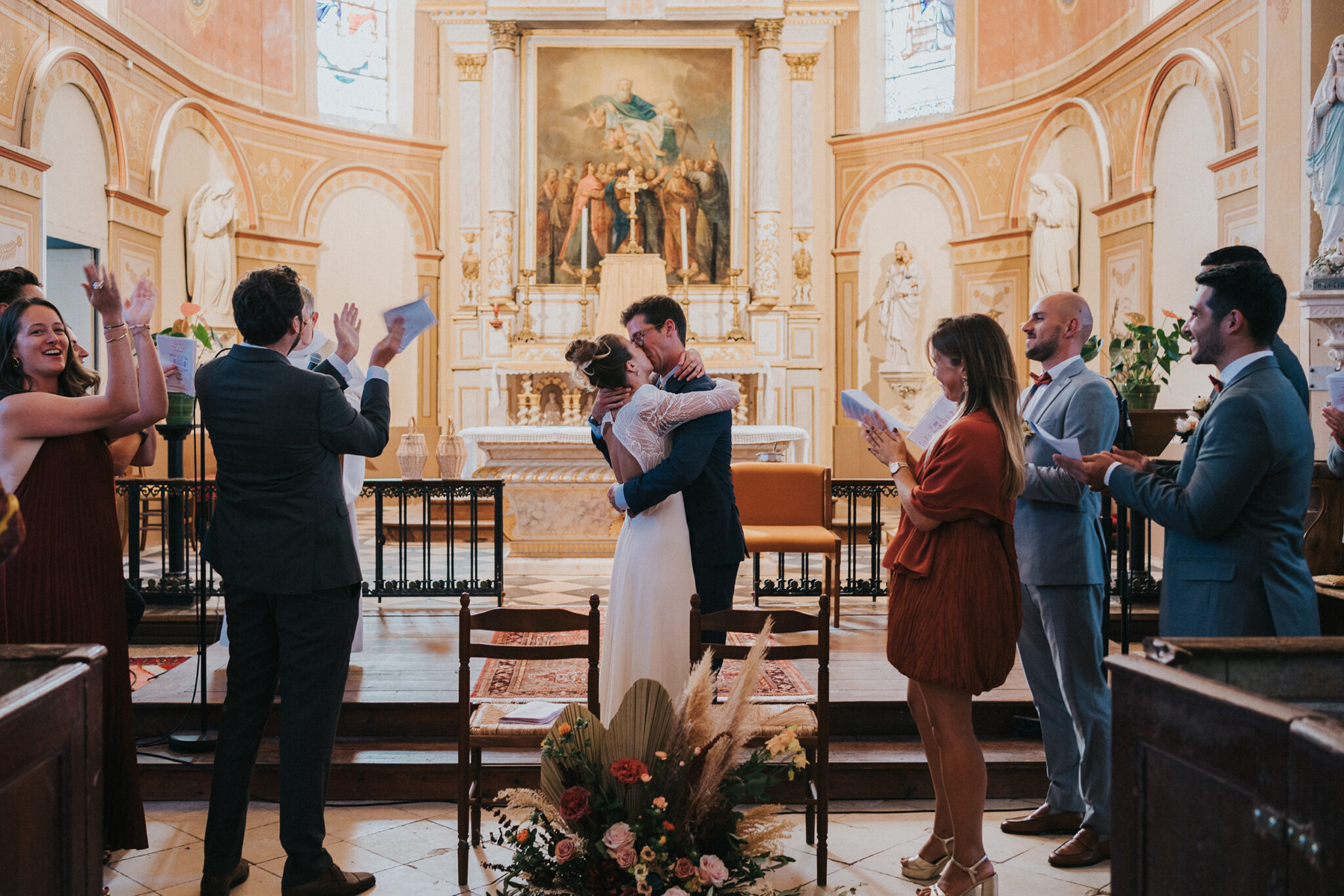 Photographie de mariage à l’église à Bordeaux : les mariés échangent un baiser