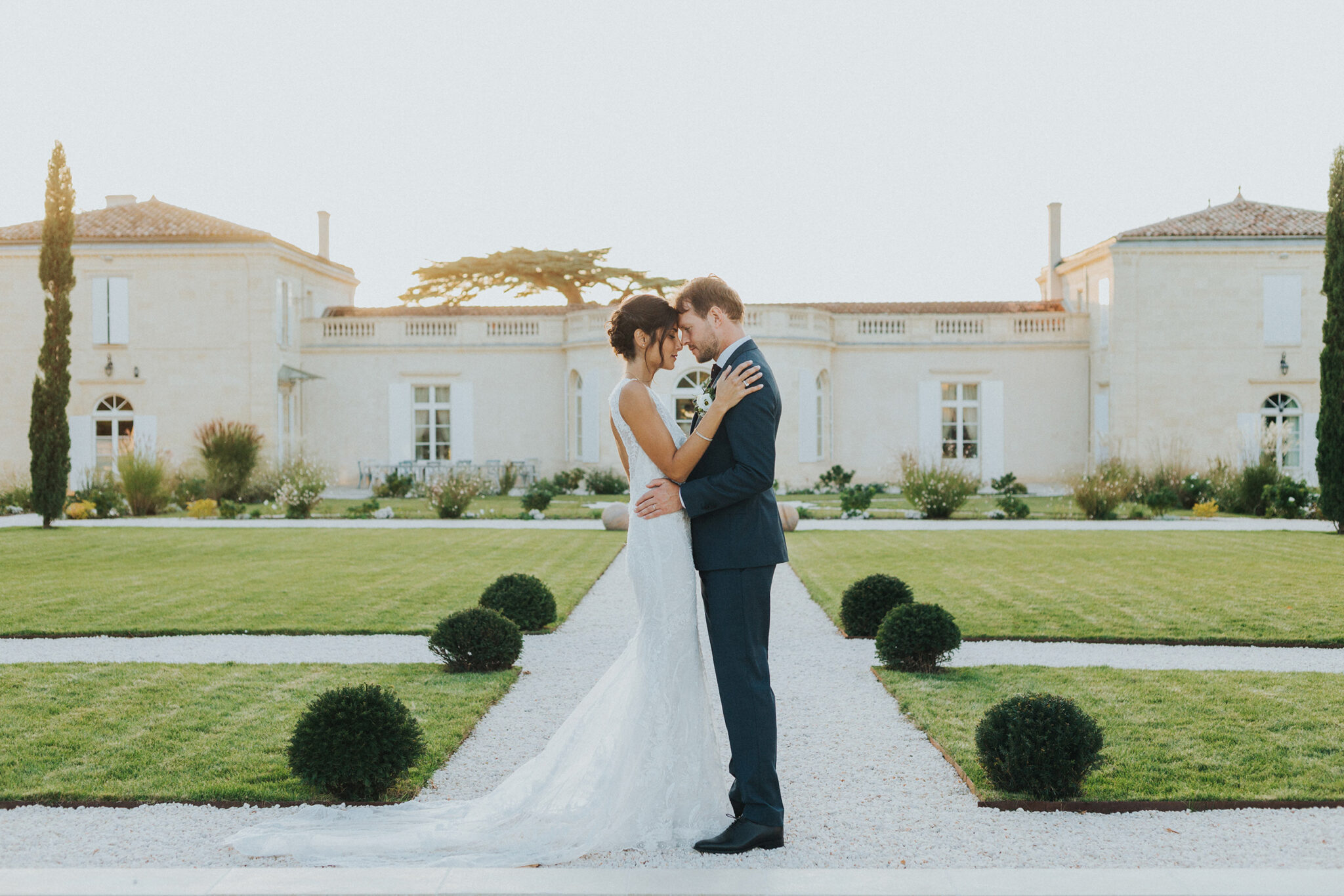 Portrait sensible d’un couple amoureux le jour de leur mariage au Chateau Gassie près de Bordeaux