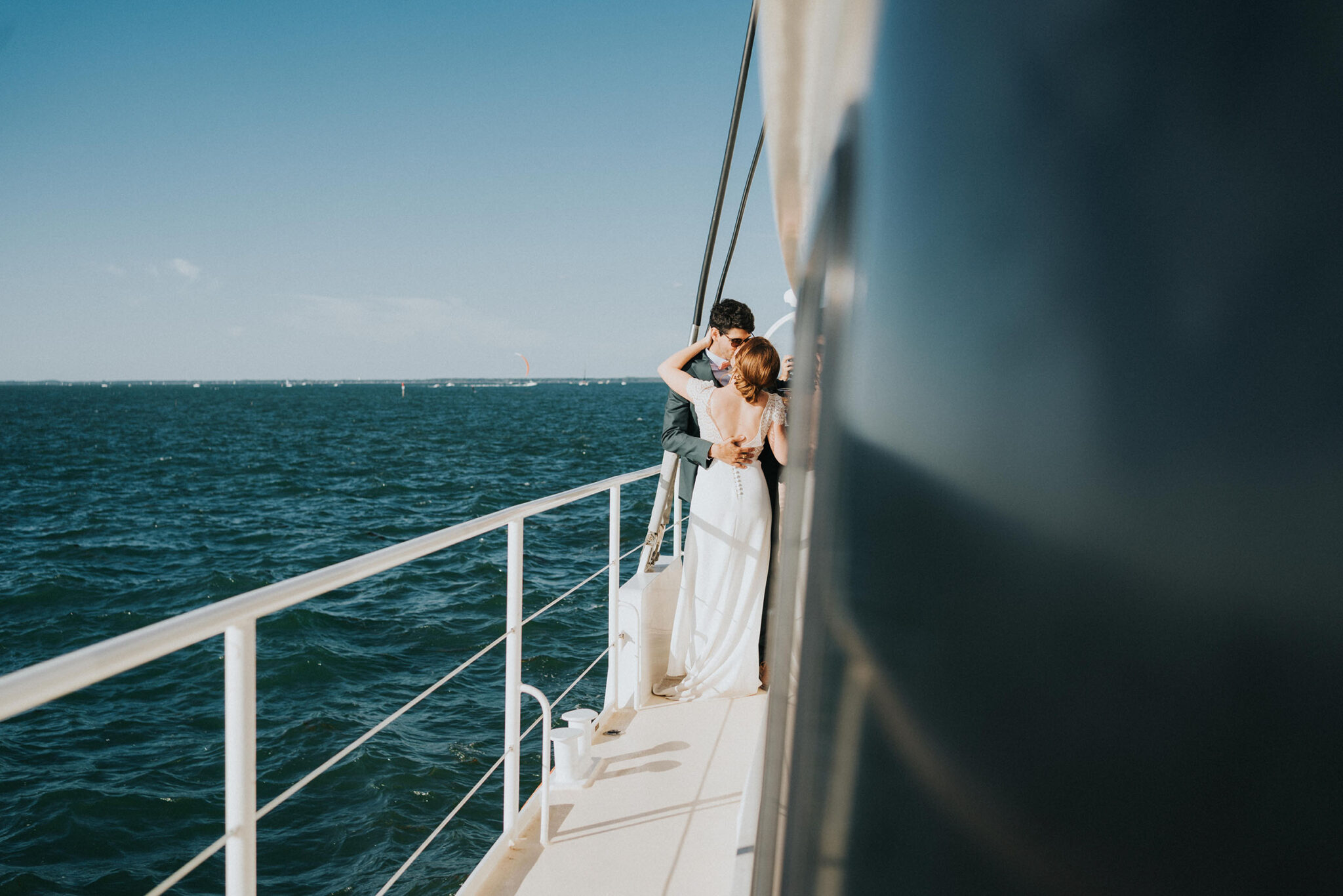 Photo de couple devant la mer à Arcachon, instant romantique capturé par un photographe de mariage.