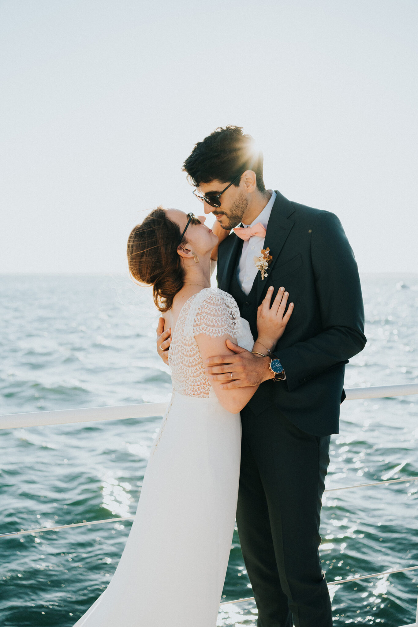 Photo de couple devant la mer à Arcachon, instant romantique capturé par un photographe de mariage.