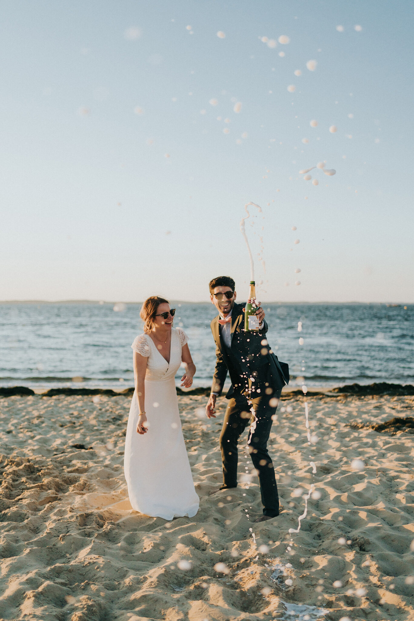Couple amoureux face à l’océan, photographie de mariage moderne à bordeaux
