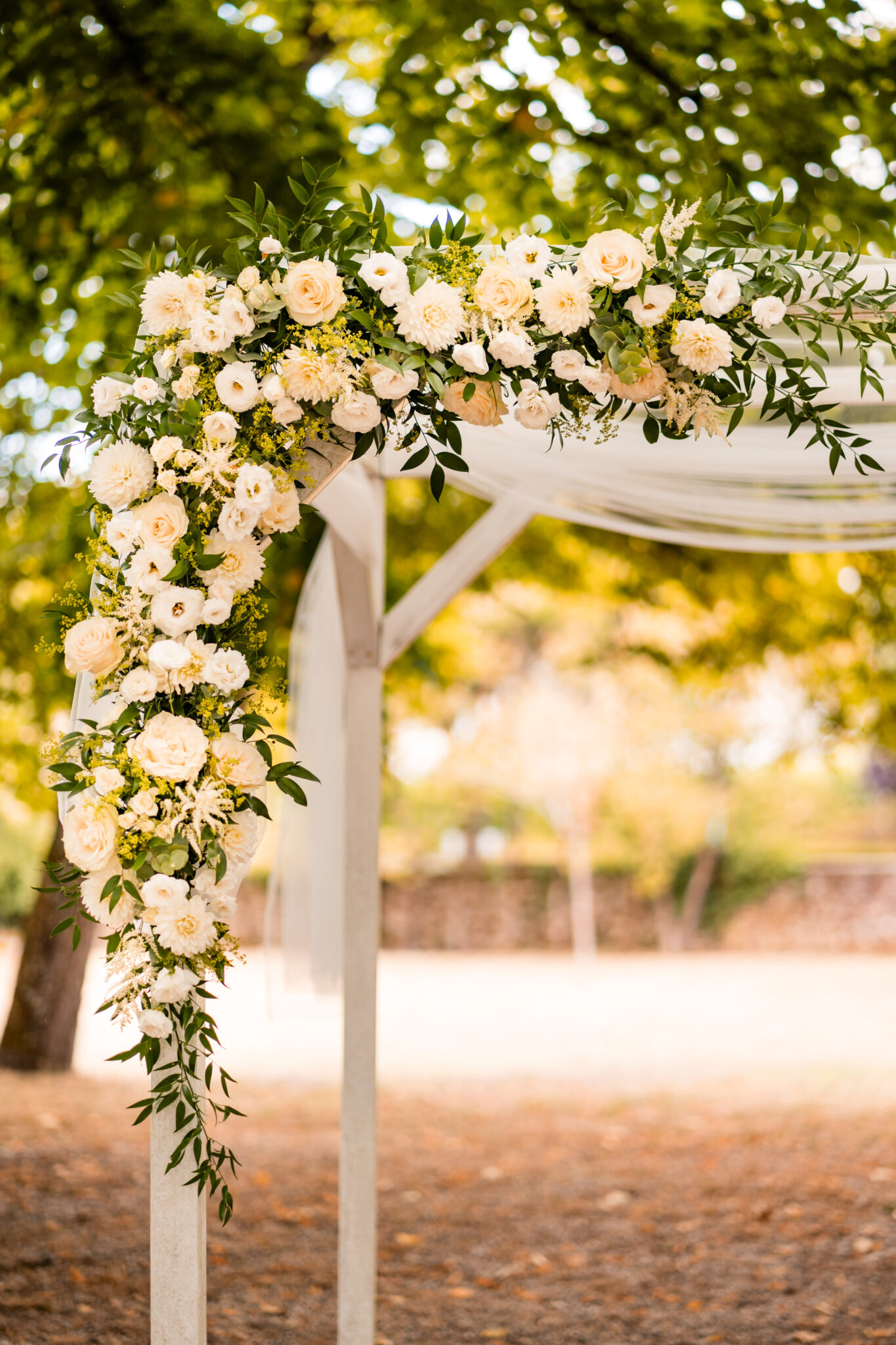 fleurs française et de saison décorant une arche de cérémonie de mariage