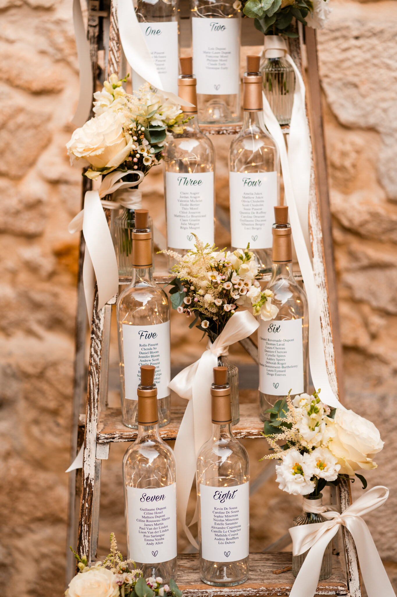 plan de table décoré avec des fleurs locales