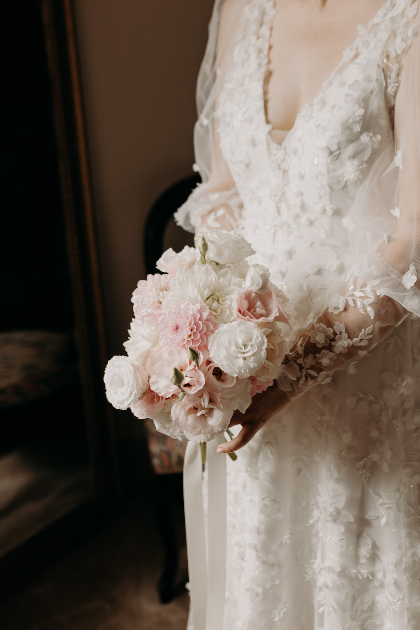 bouquet de mariée réalisé avec des fleurs françaises de saison