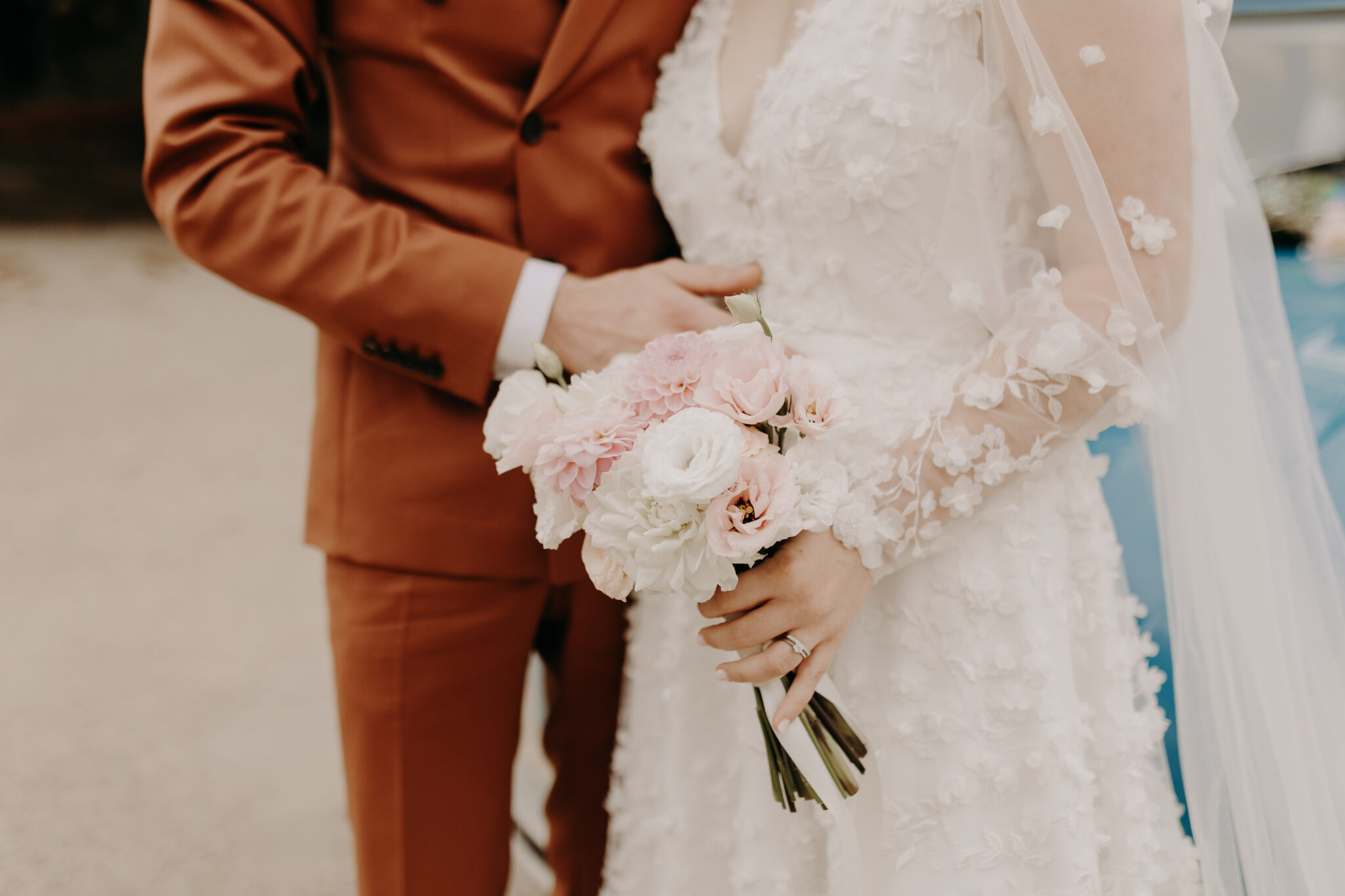 bouquet de mariée réalisé avec des fleurs françaises de saison