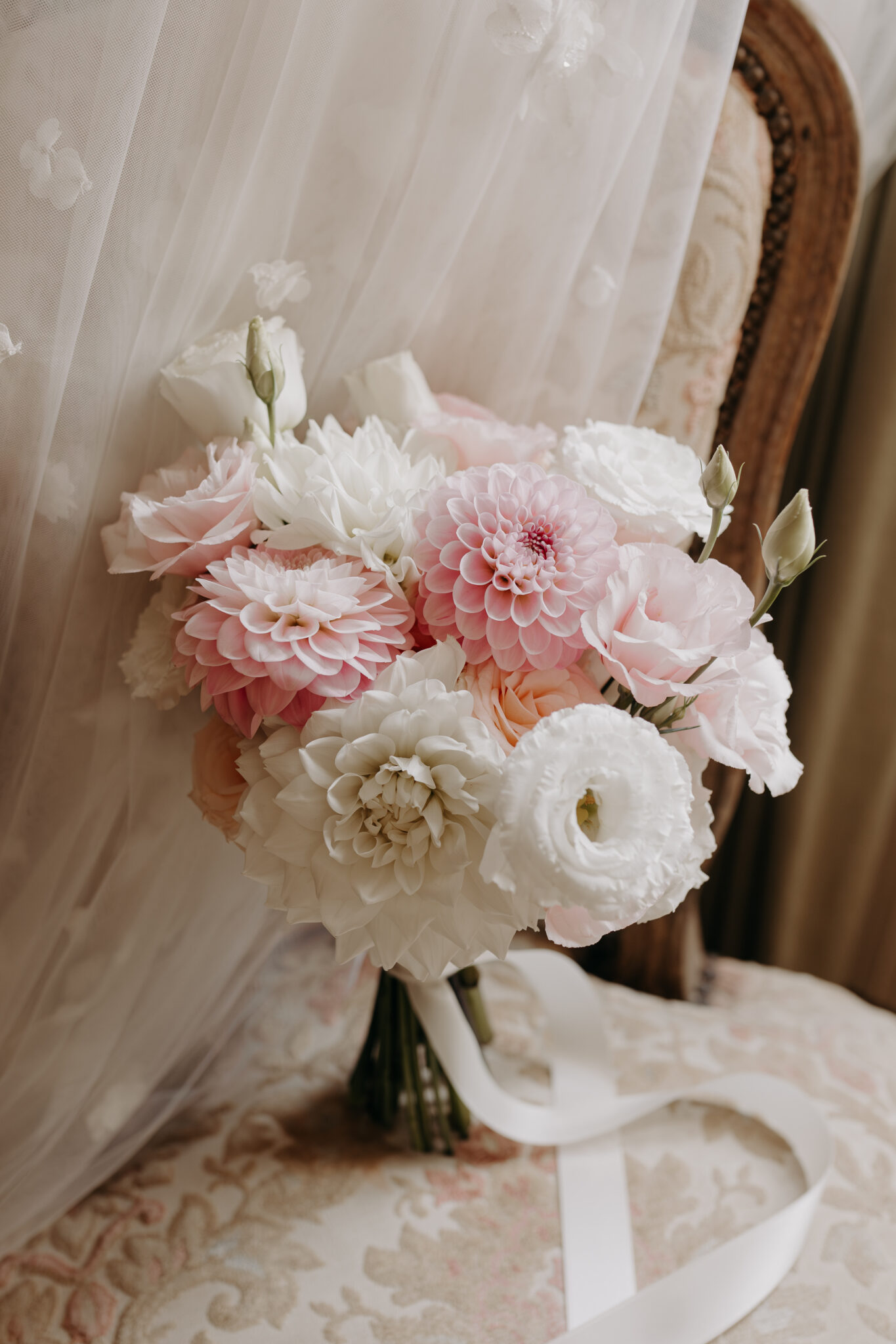 bouquet de mariée réalisé avec des fleurs françaises de saison