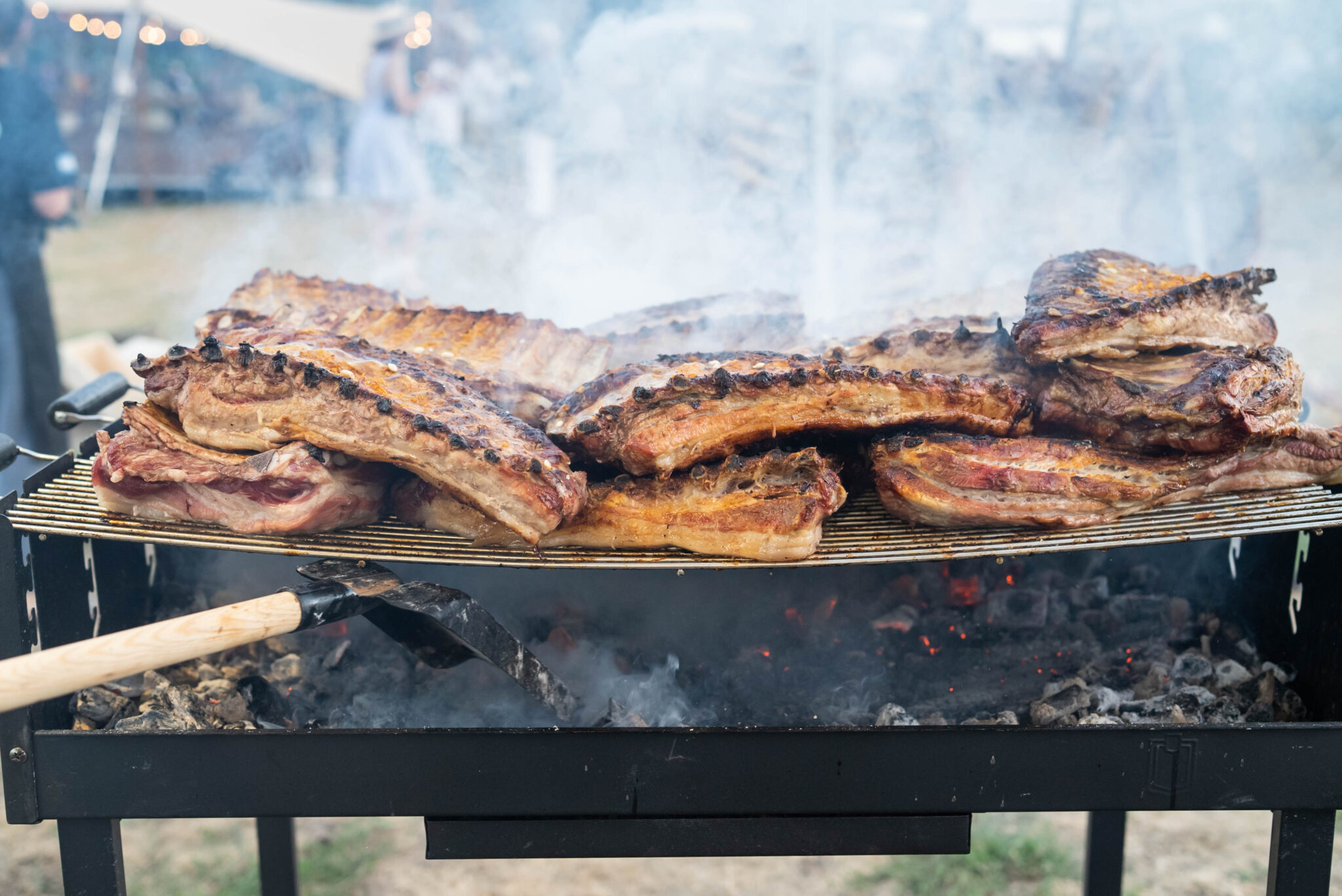 brasero traditionnel avec grille de cuisson
