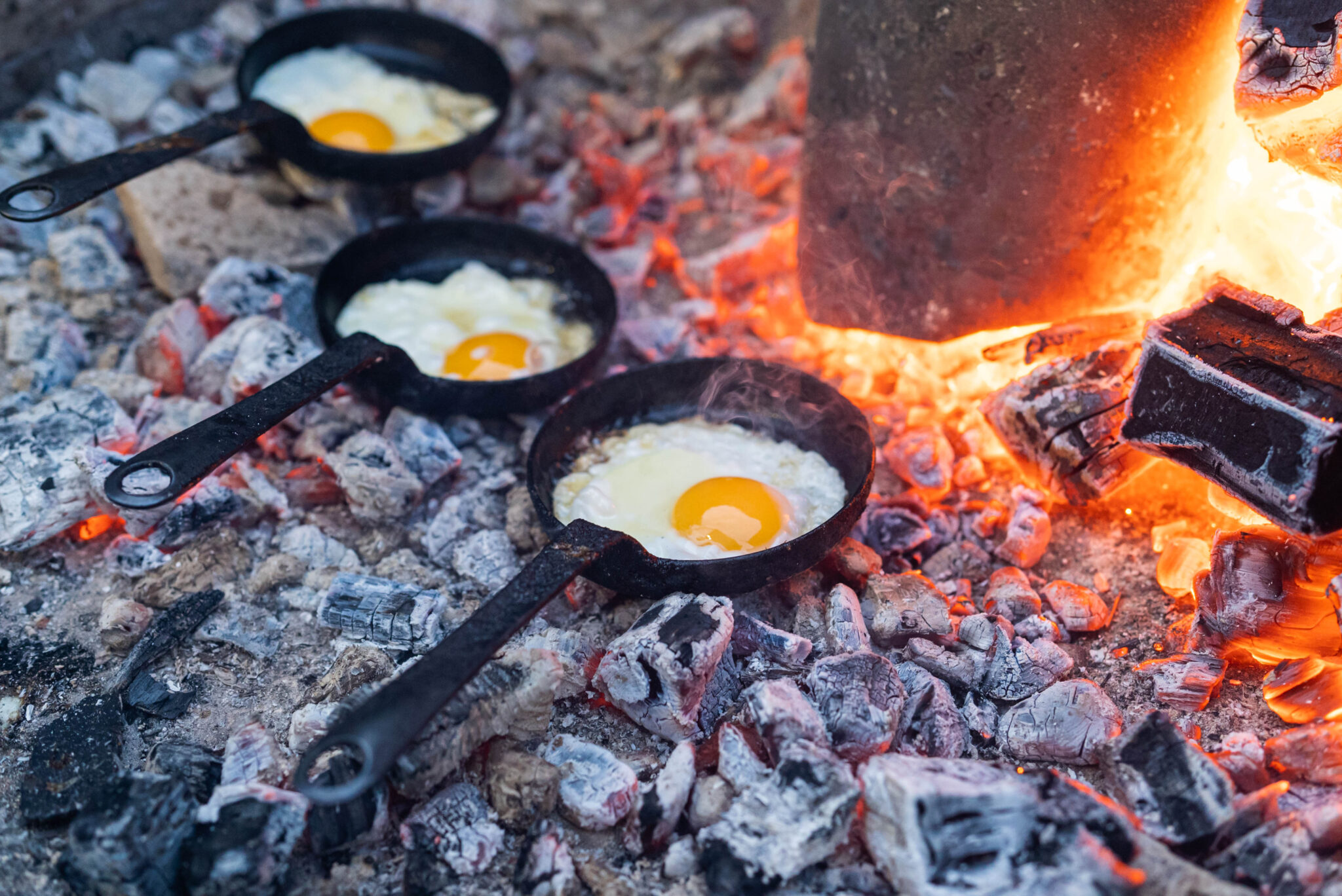 brasero allumé avec oeufs en cuisson