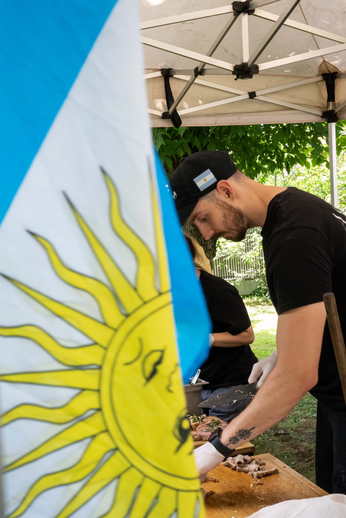 équipe ASADO préparant un repas au brasero