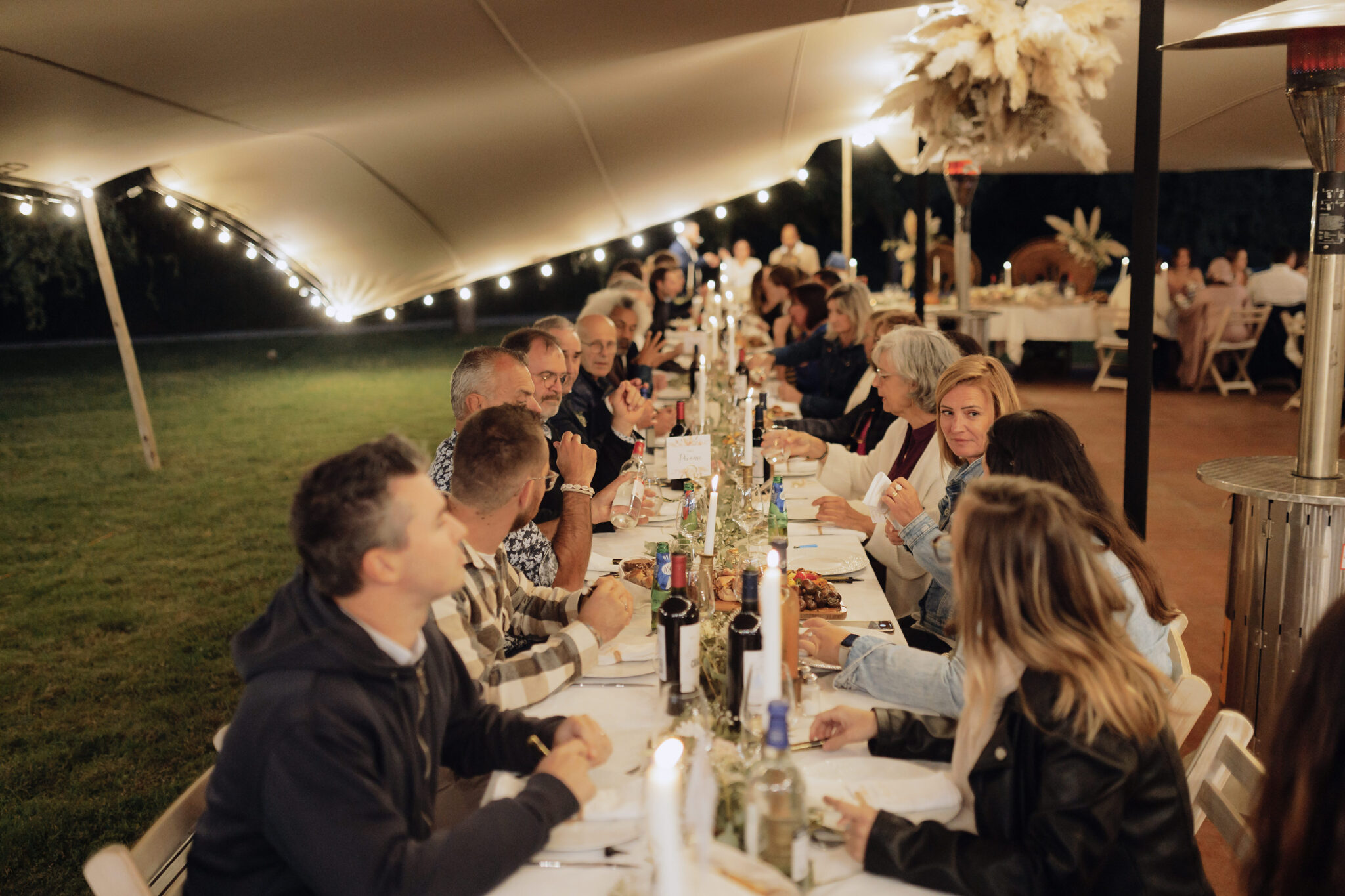 table conviviale avec planches de grillades