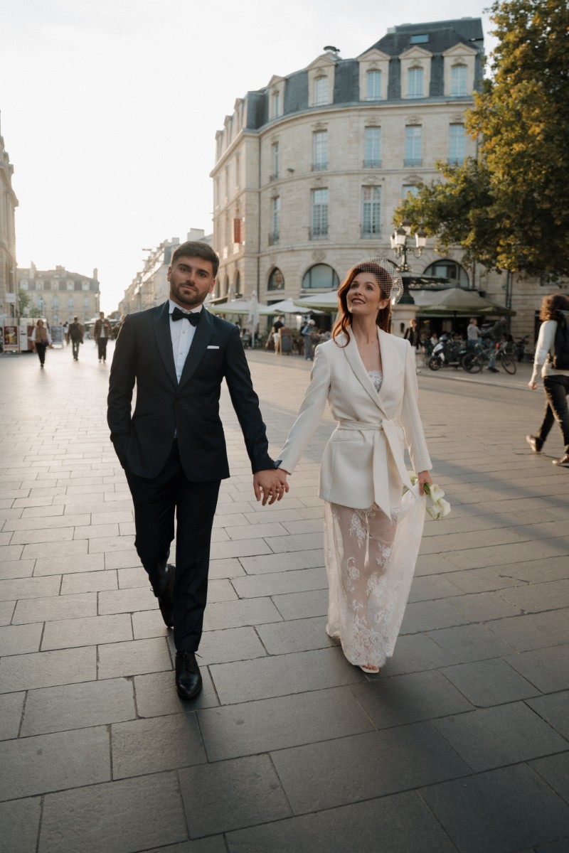 couple de mariés marchant dans Bordeaux pour le salon du mariage