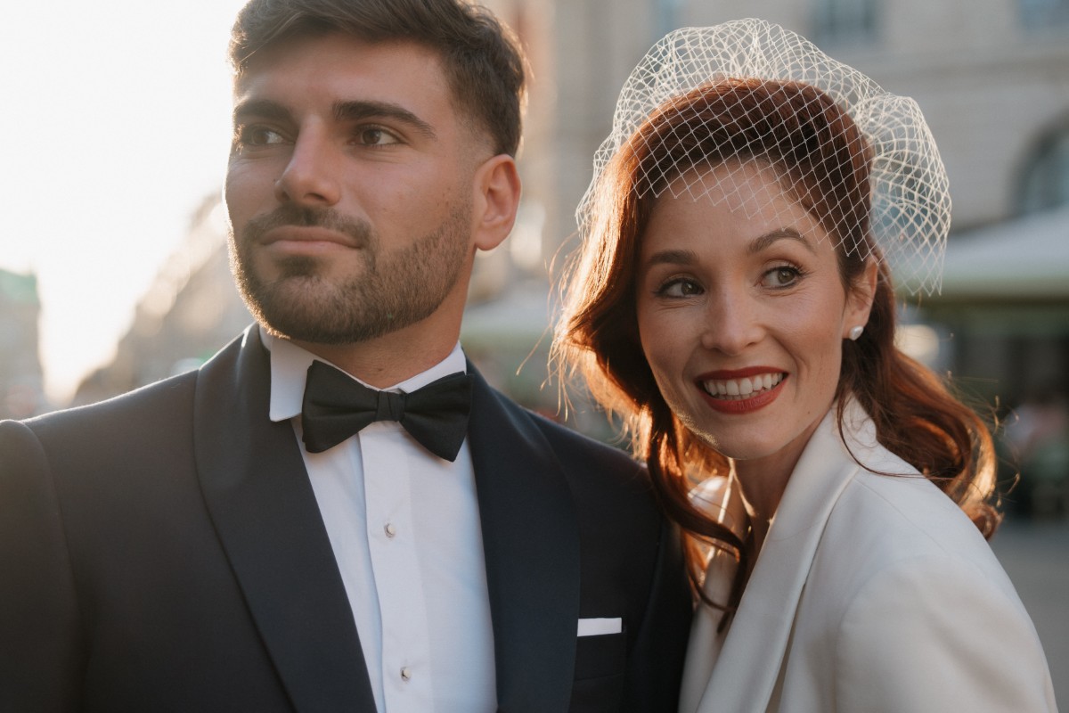 couple de mariés marchant dans Bordeaux pour le salon du mariage alternatif