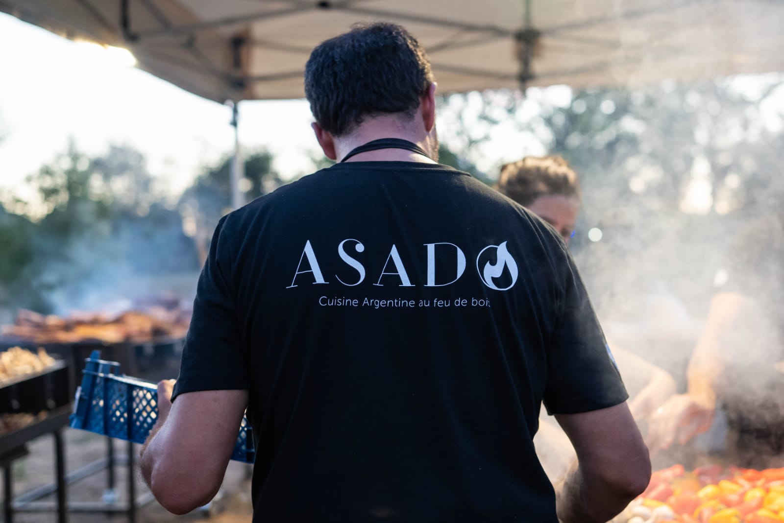 équipe ASADO préparant un repas au brasero