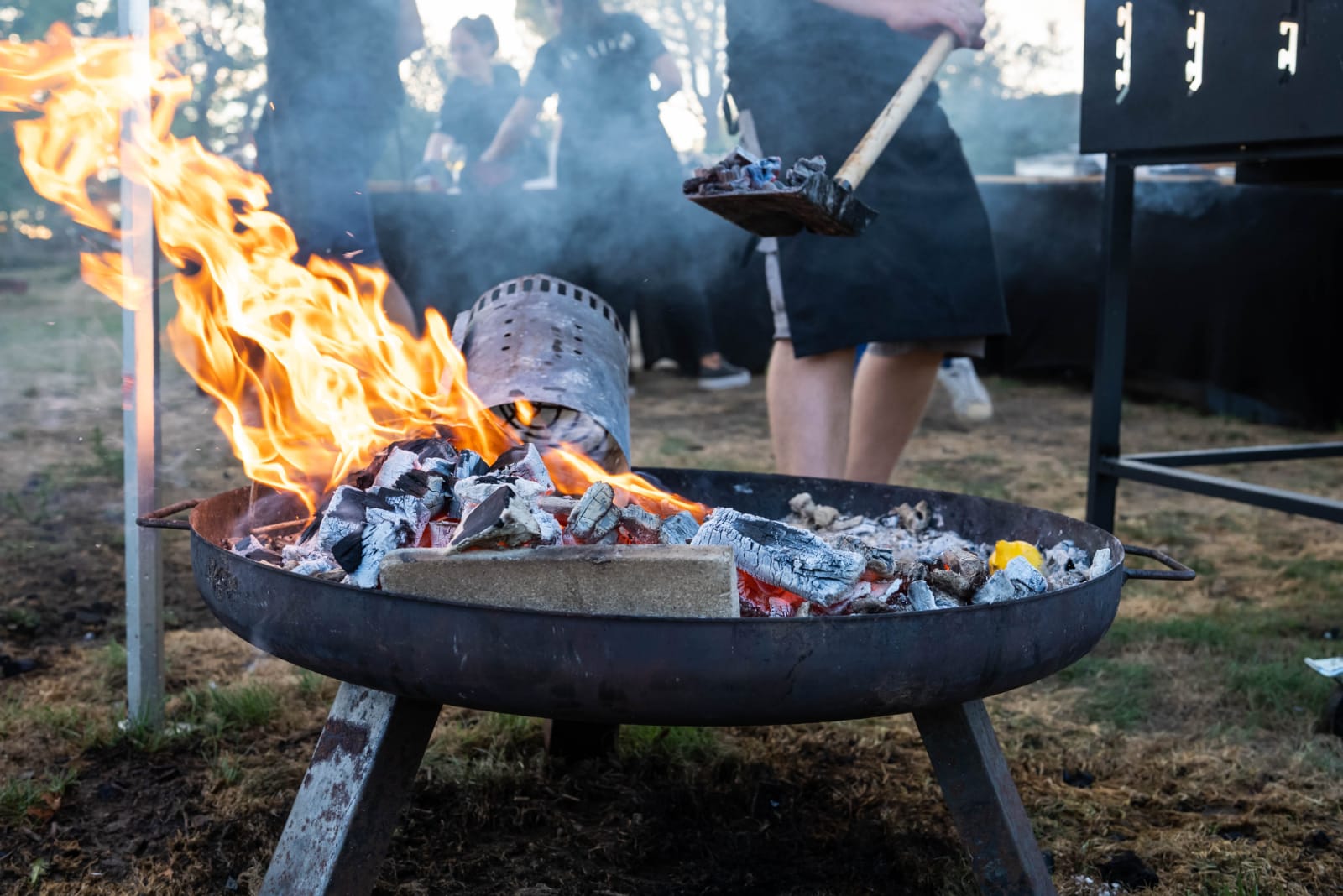 cuisson au feu de bois lors d’un mariage avec traiteur brasero