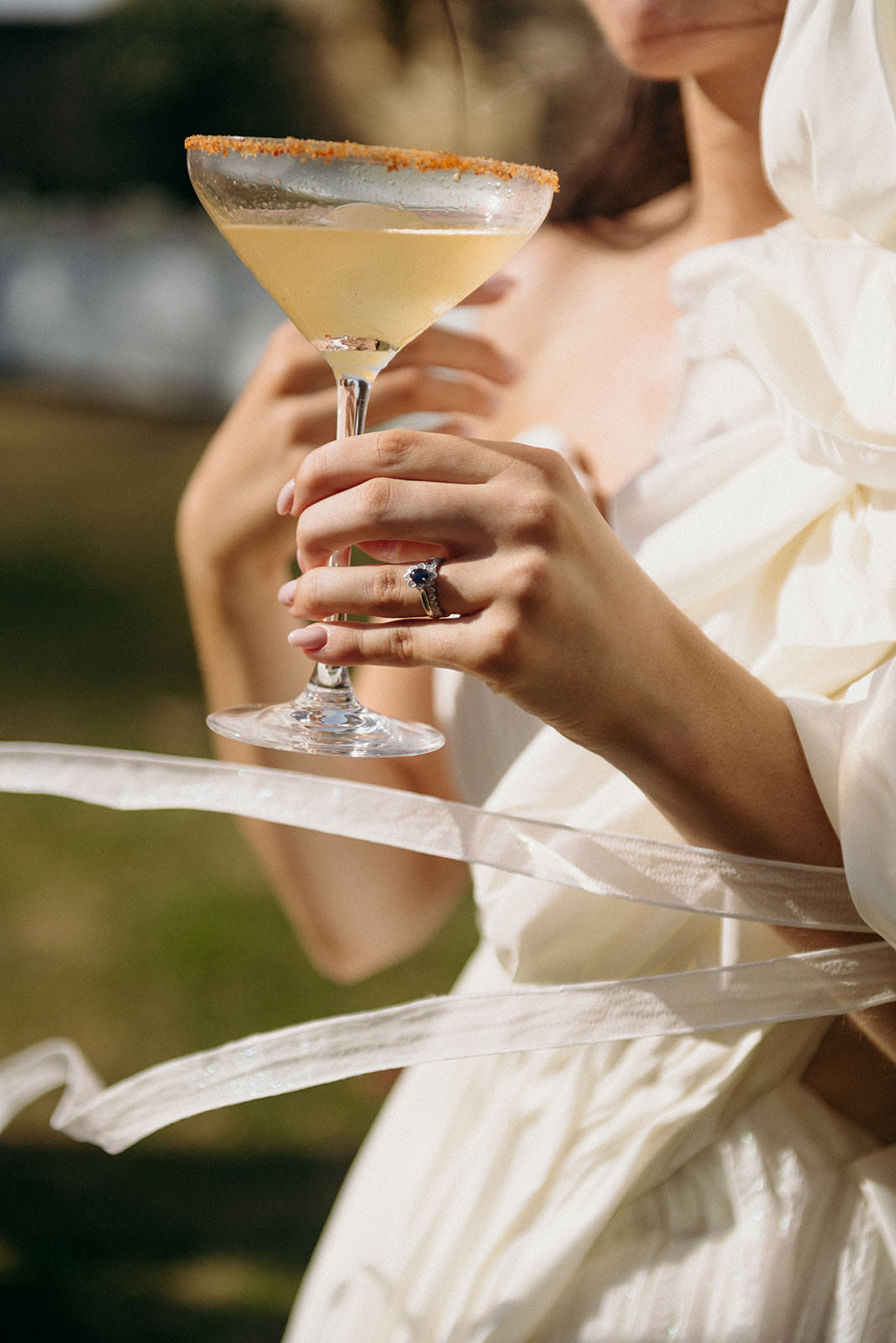 mariée tenant un cocktail sur-mesure