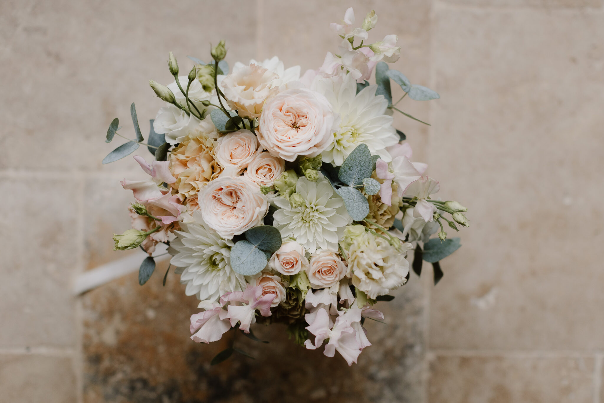 bouquet de mariée réalisé avec des fleurs françaises de saison
