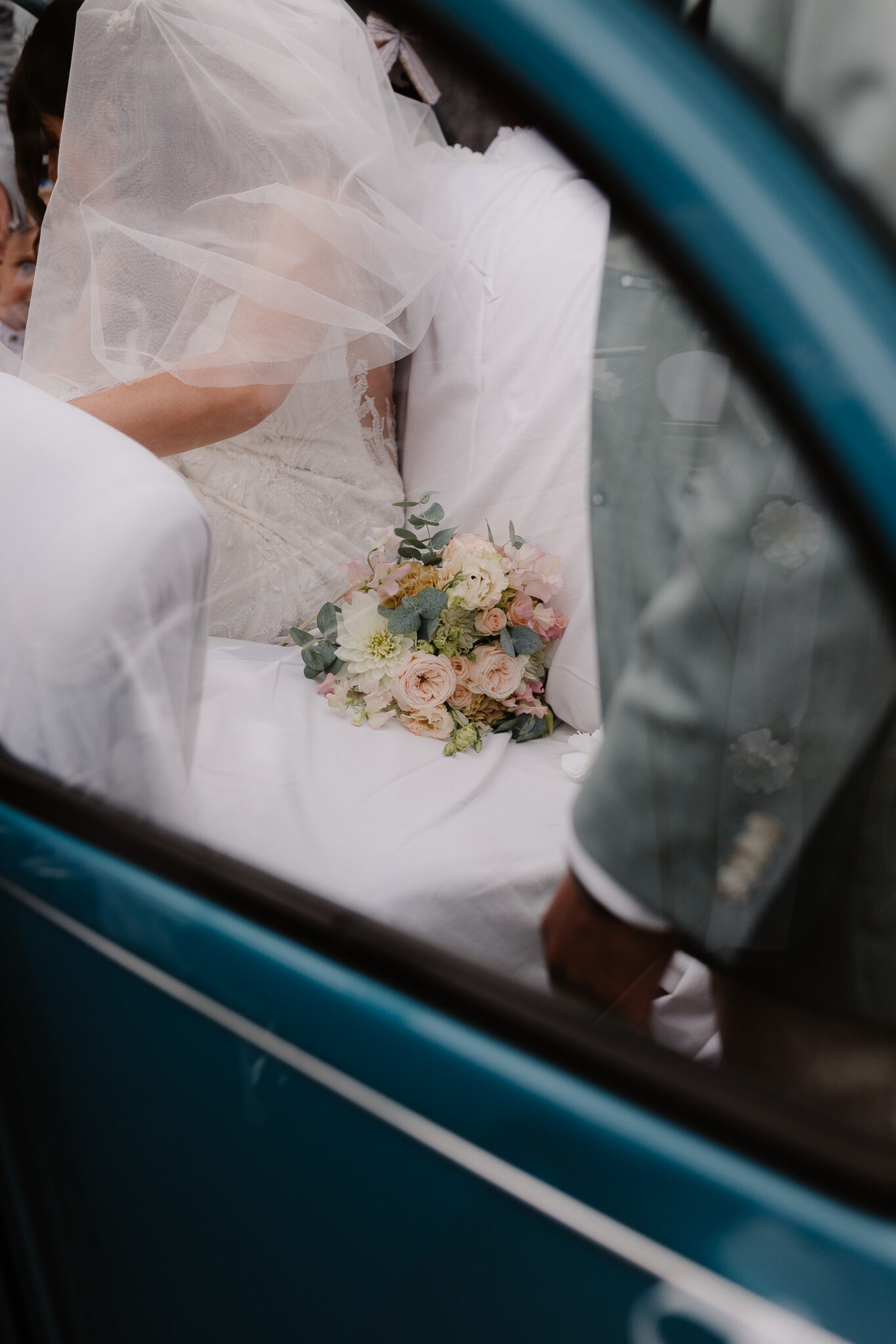 bouquet de mariée réalisé avec des fleurs françaises de saison