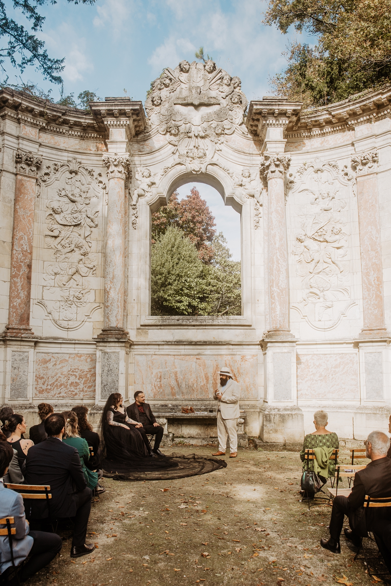 Cérémonie laïque dans un décor automnal