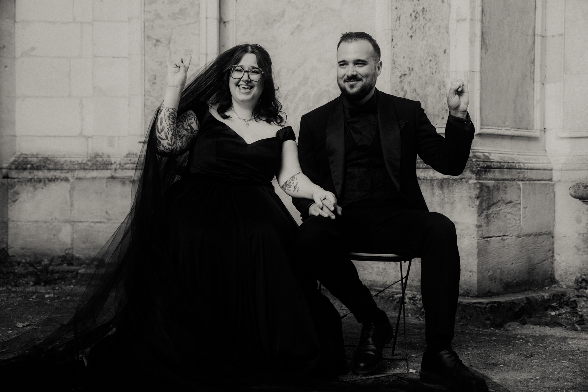 Couple fan de métal pendant leur mariage automnal