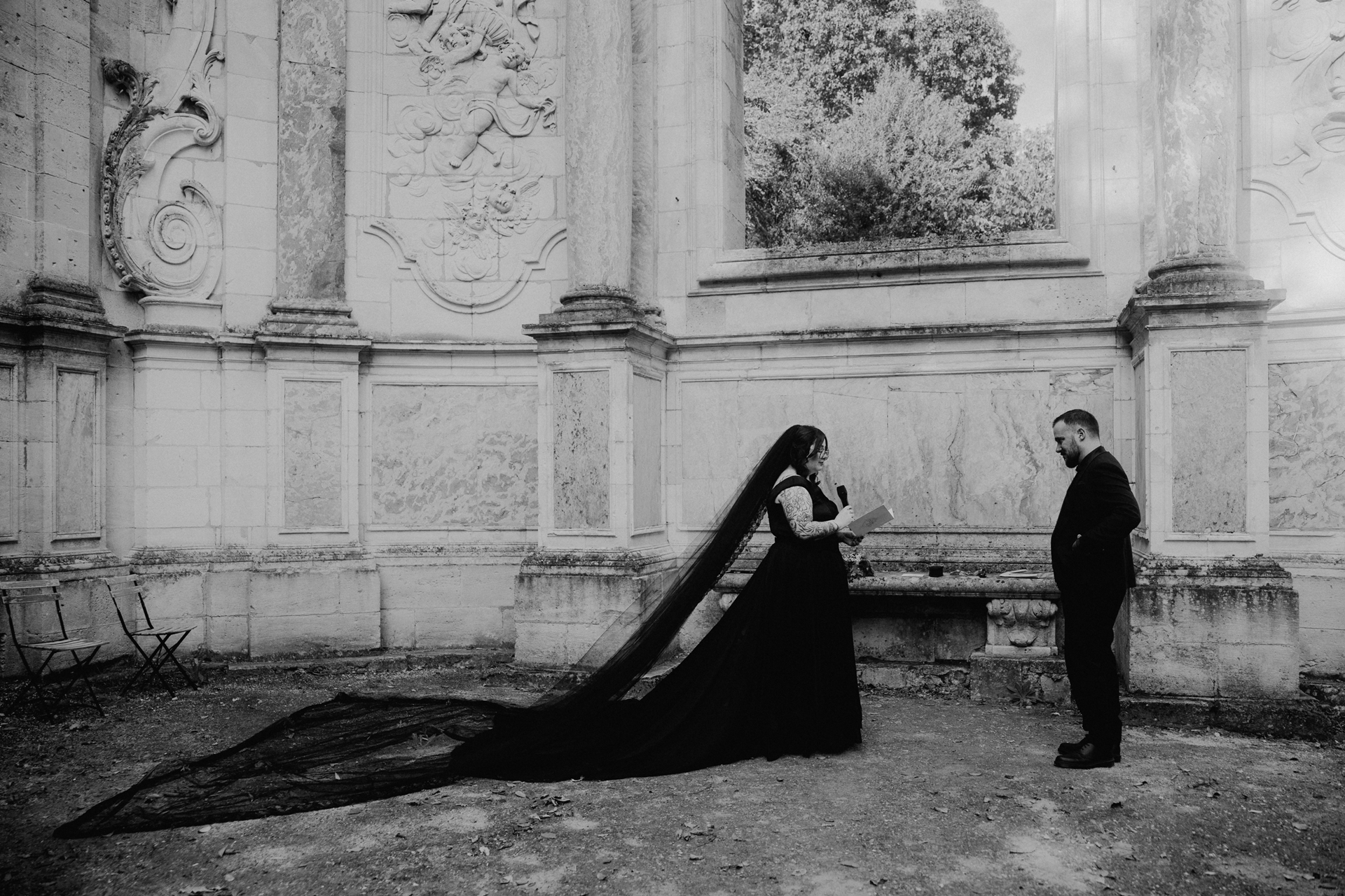 Mariage gothique en noir près de Bordeaux